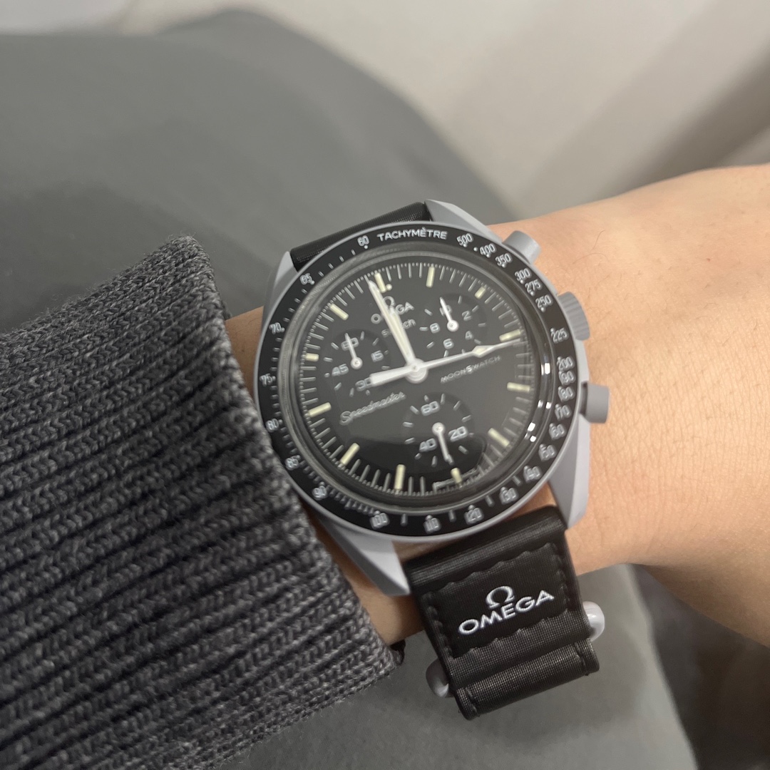 Swatch x Omega Bioceramic MoonSwatch Mission To The Moon 착용 스타일