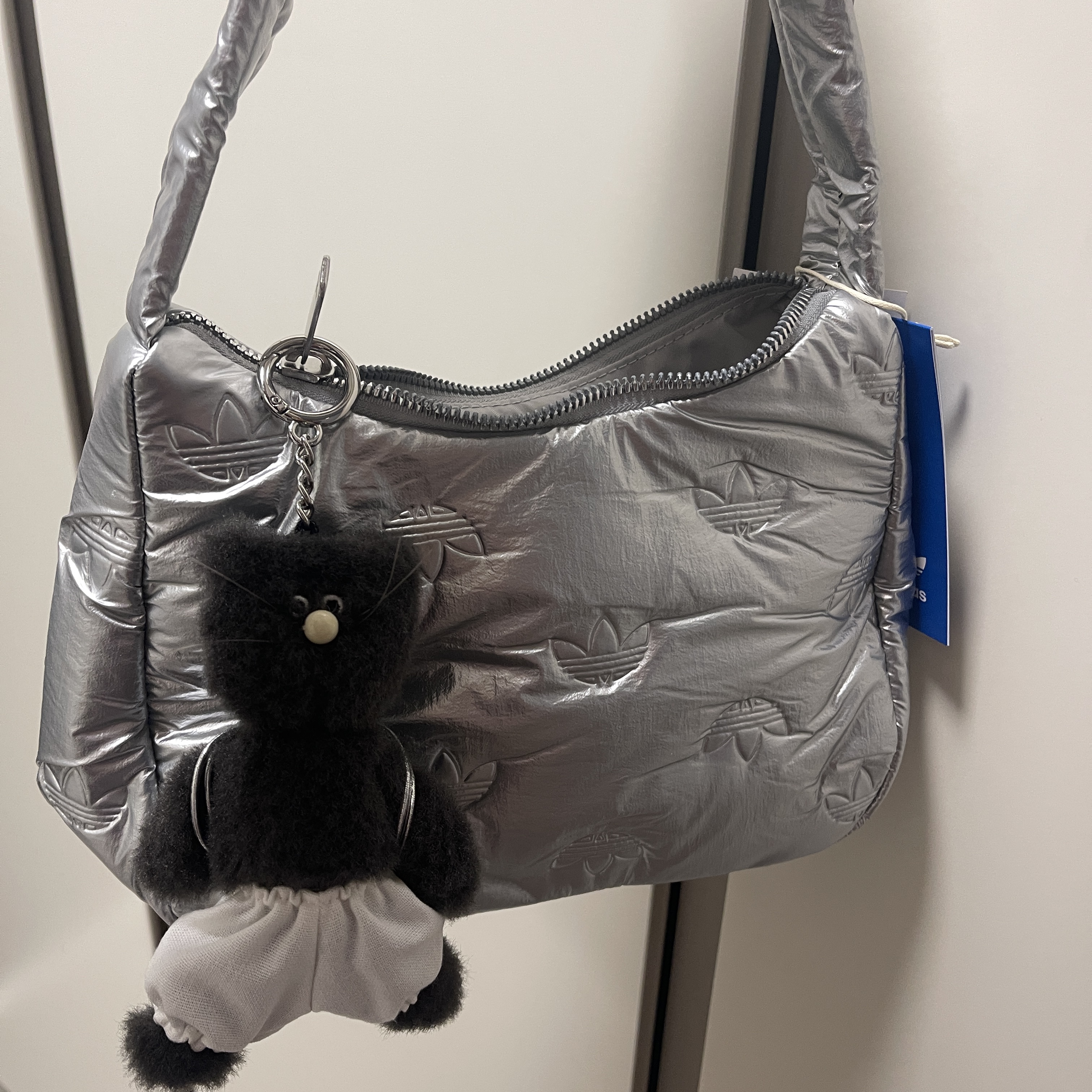 Adidas Puffy Satin Mini Shoulder Bag Silver Metallic 착용 스타일 - 1