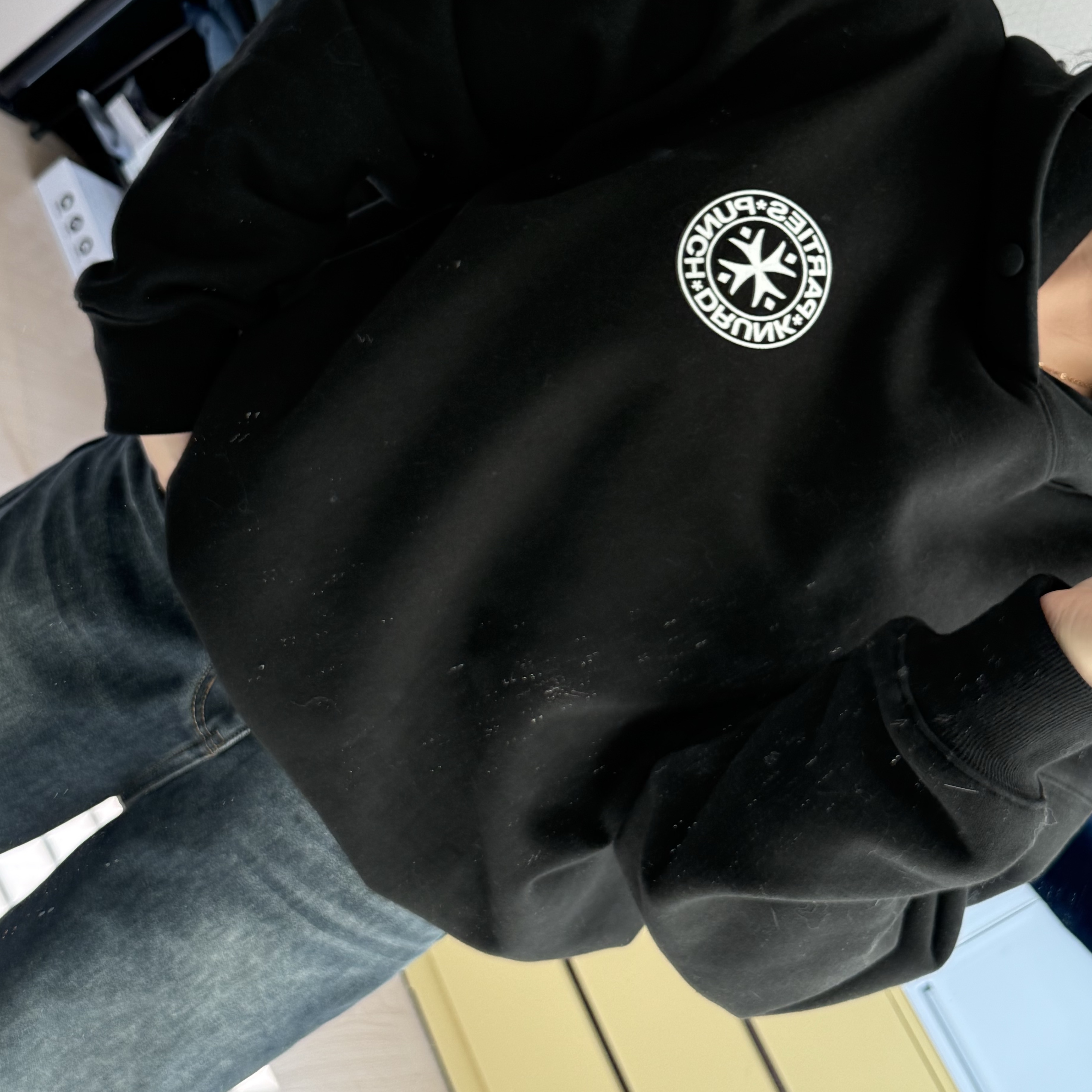Punch Drunk Parties Circle Logo Oversized Hoodie Black 착용 스타일 - 2