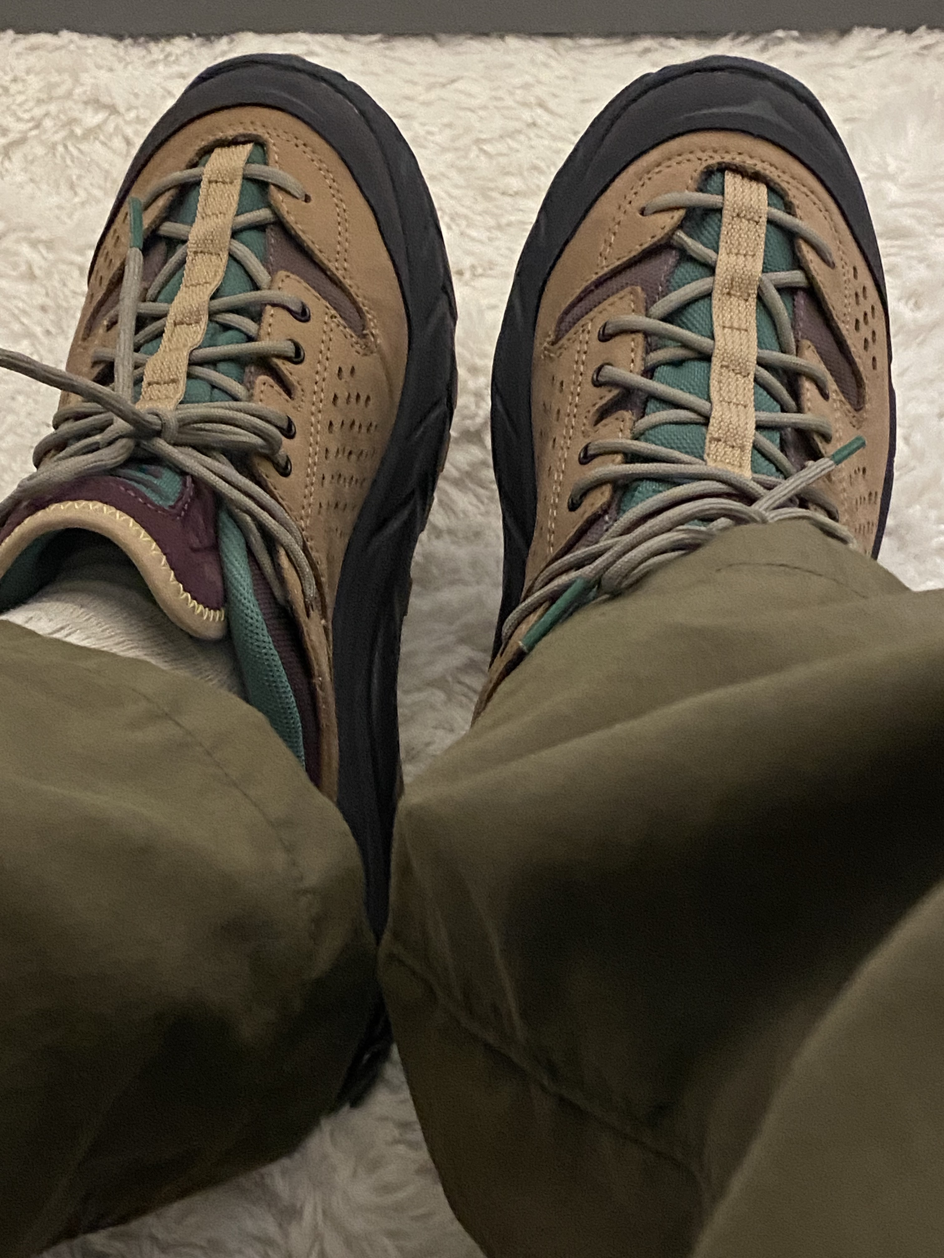Hoka x Bodega Tor Ultra Low Natural Blazing Yellow, Nike ACG Arctic Wolf Full Zip Top Khaki Light Iron Ore - Asia 착용 스타일 - 2