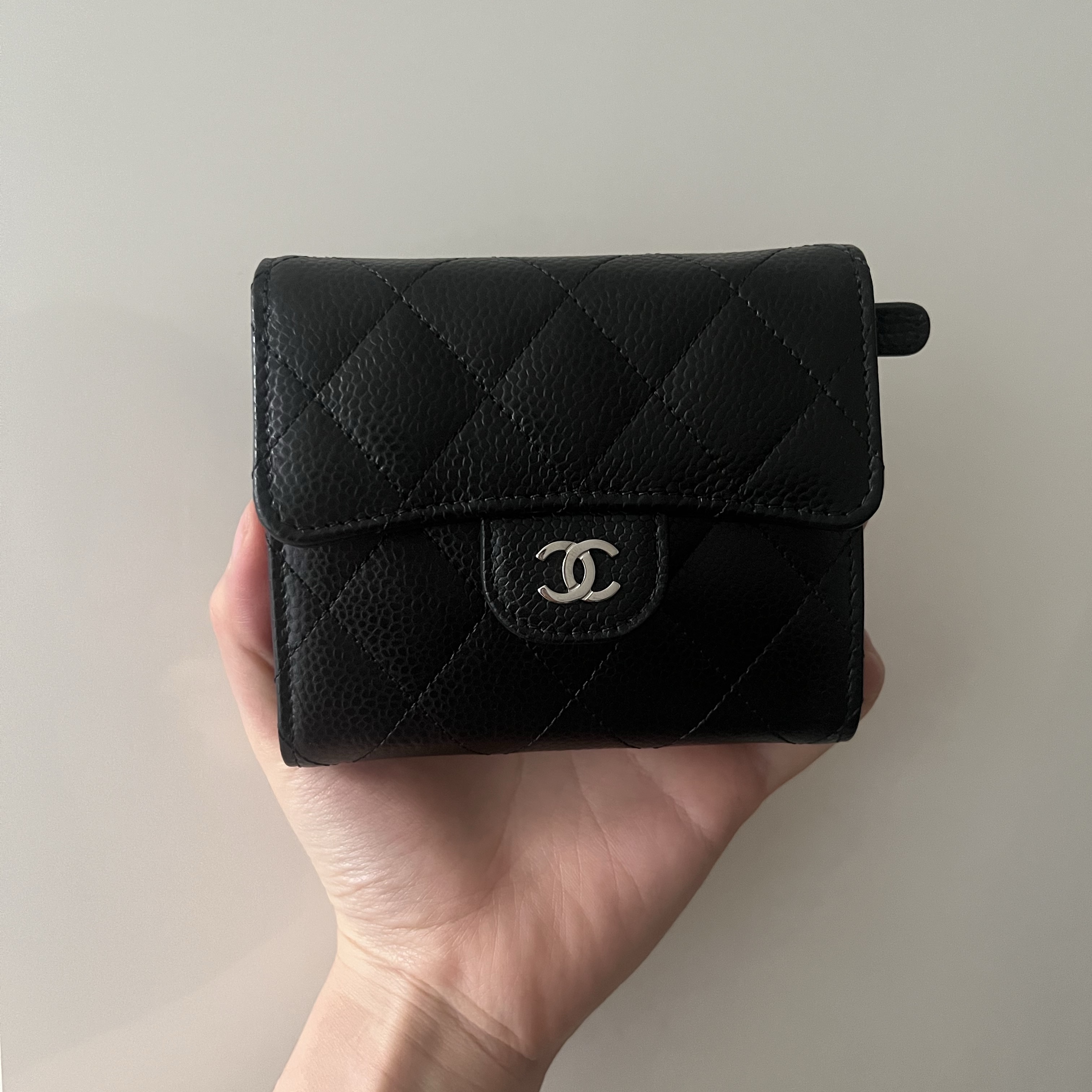 Chanel Small Classic Flap Wallet Grained Calfskin & Silver Black 착용 스타일