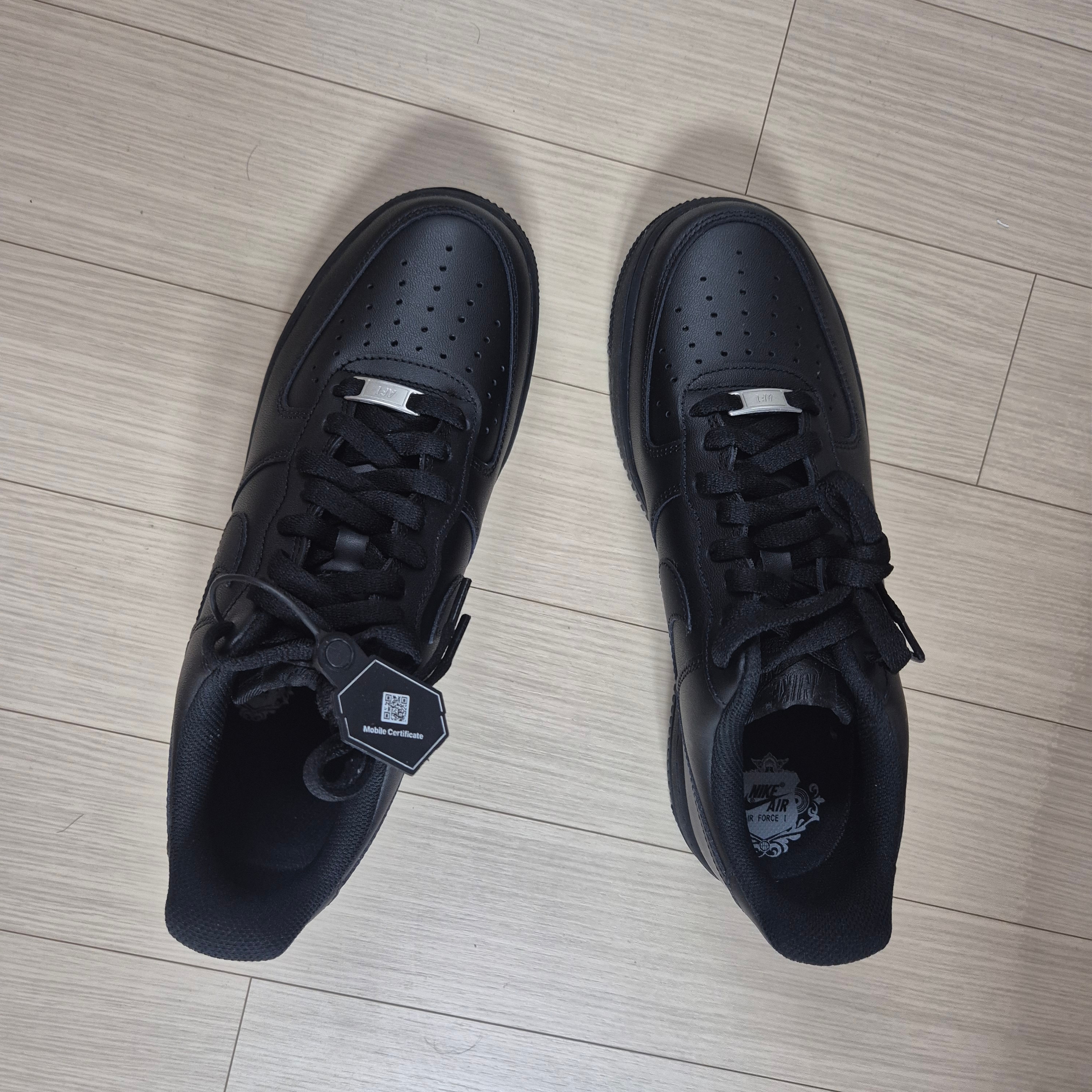 Nike Air Force 1 '07 Low Triple Black 착용 스타일
