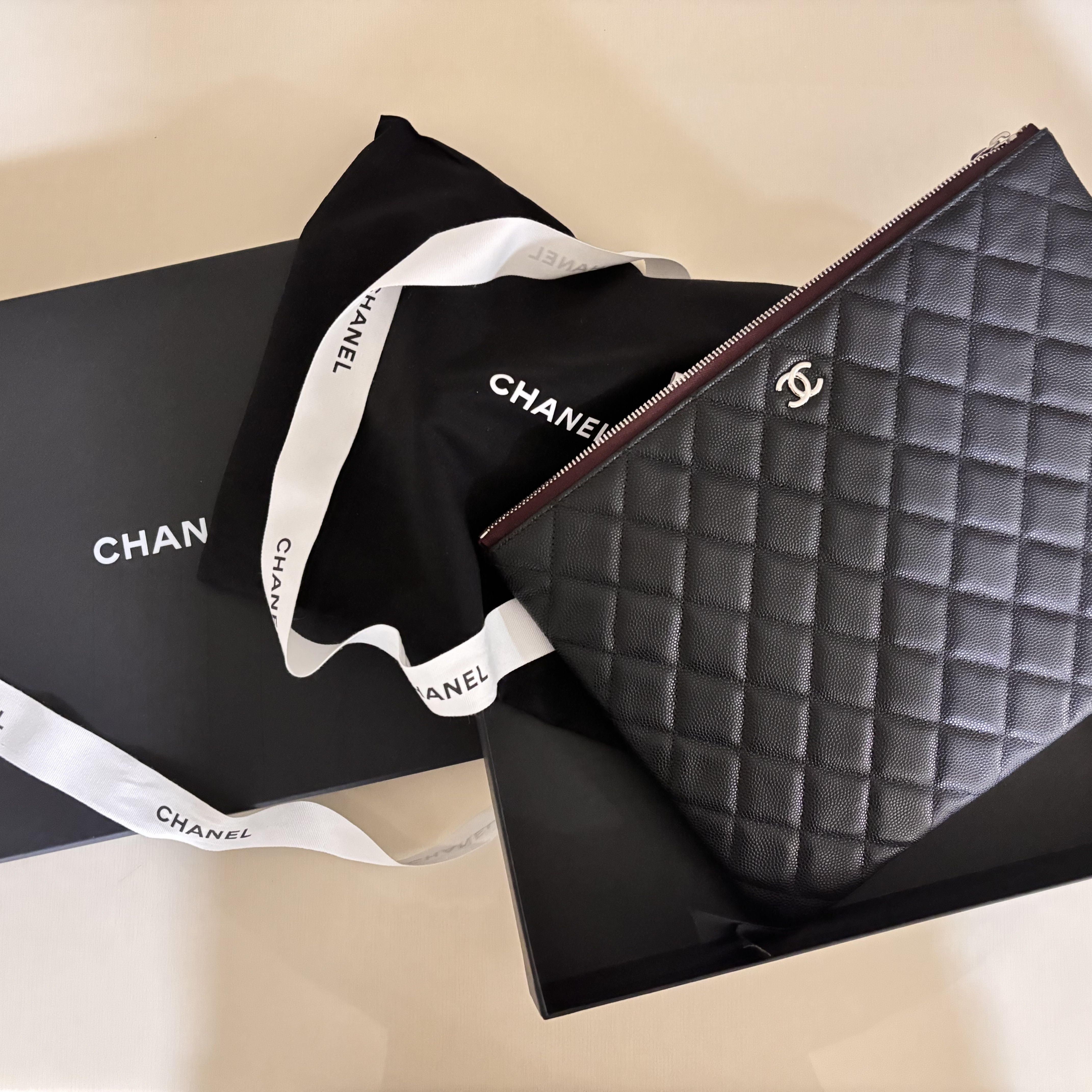 Chanel Medium Classic Pouch Grained Calfskin & Silver Black 착용 스타일