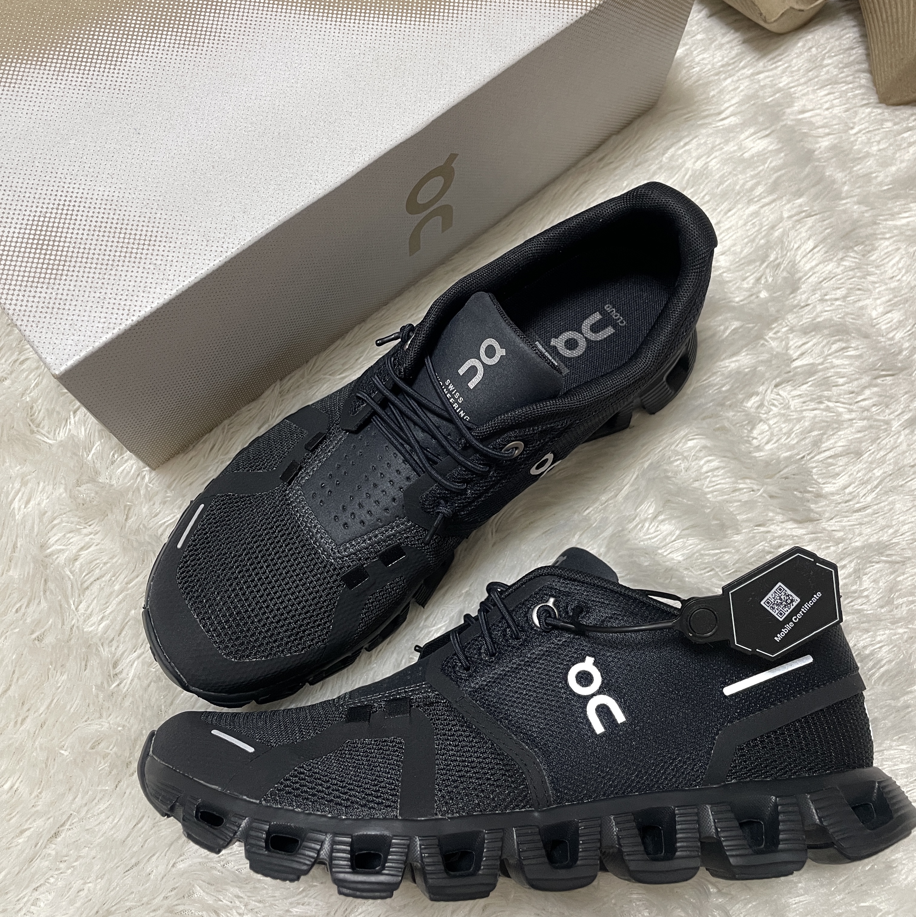 (W) On Running Cloud 5 All Black 착용 스타일