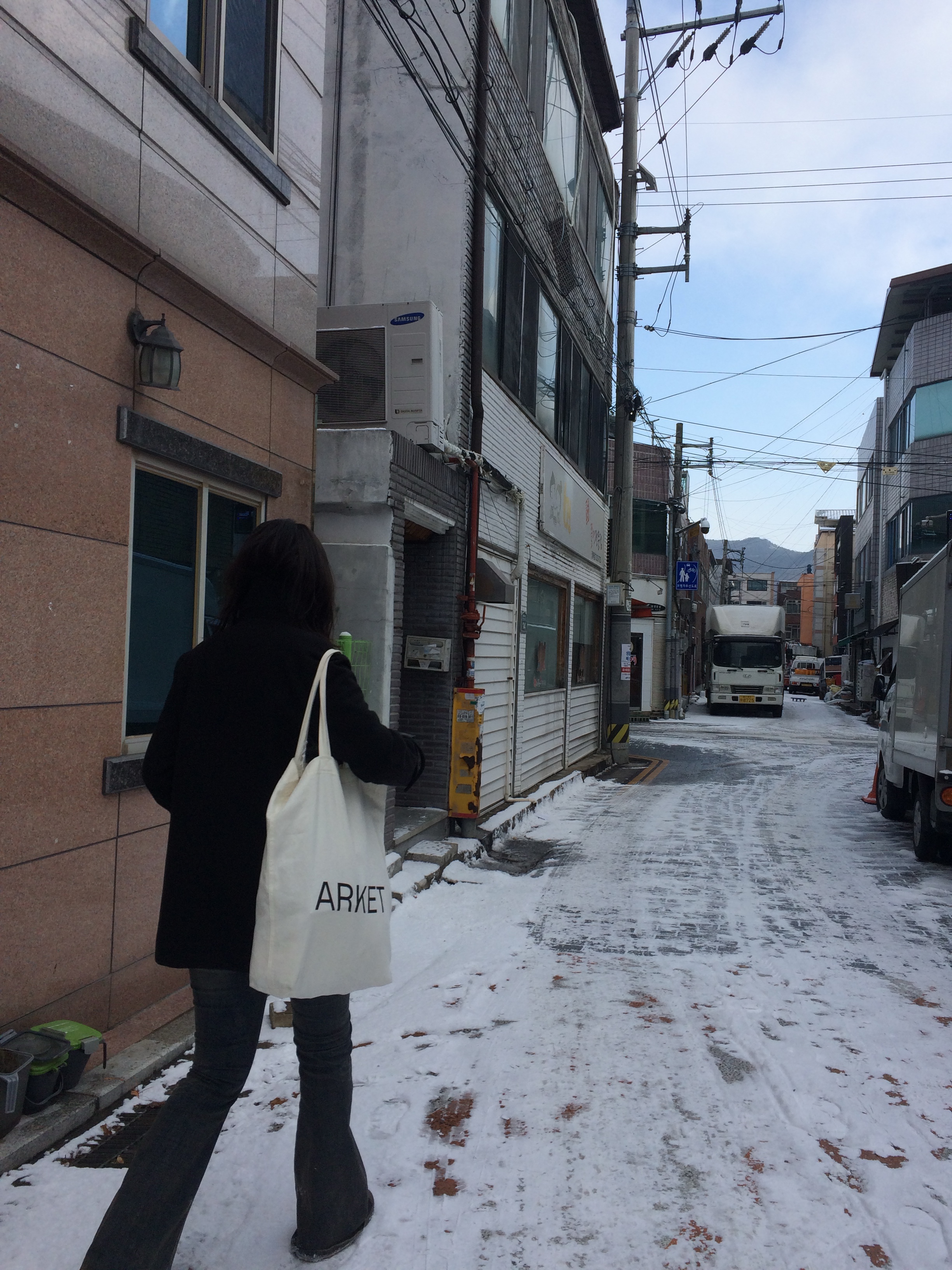 Arket Canvas Tote Bag Off White 착용 스타일