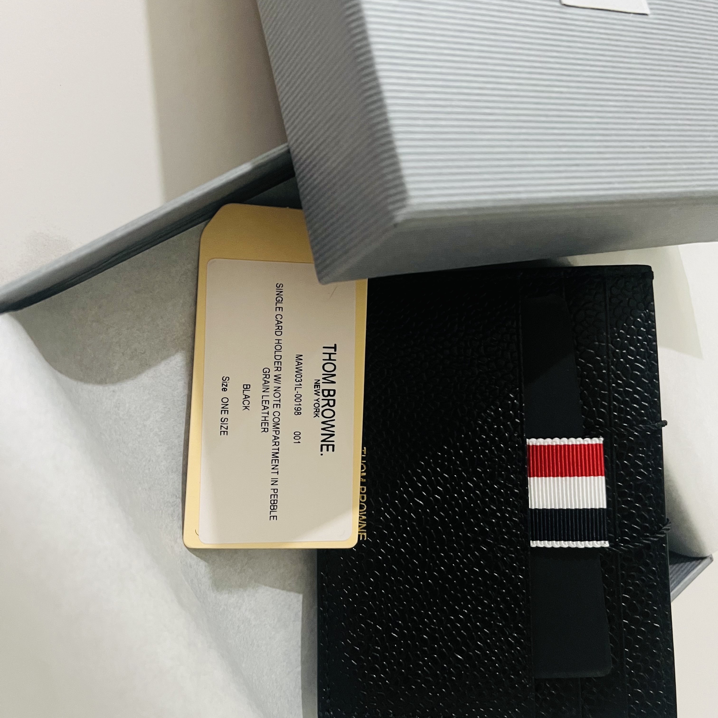 Thom Browne Pebble Grain Leather Stripe Note Compartment Card Holder Black 착용 스타일