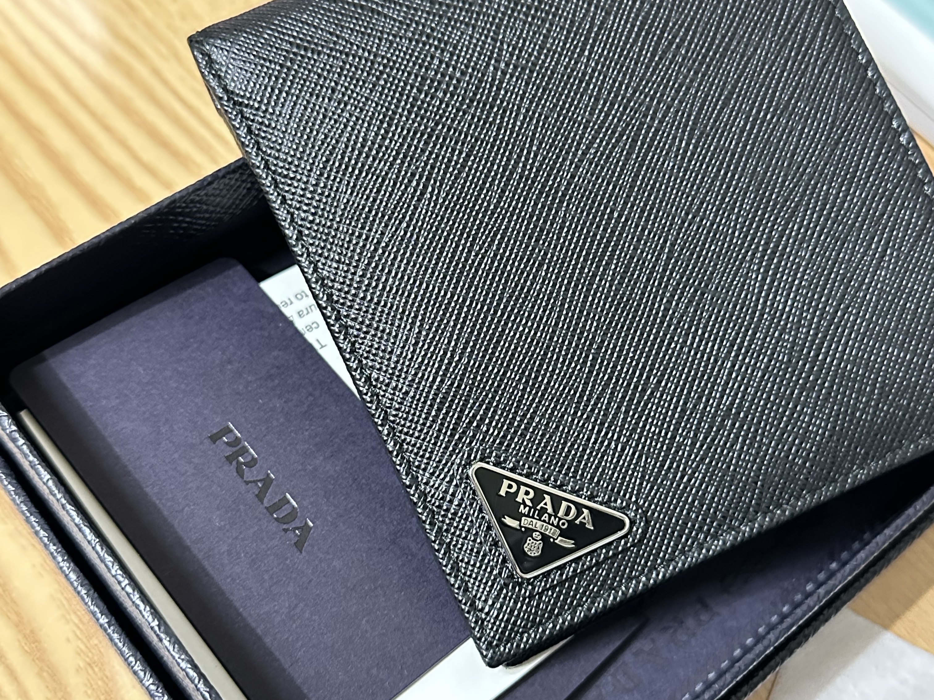 Prada Saffiano Leather Wallet Black 착용 스타일