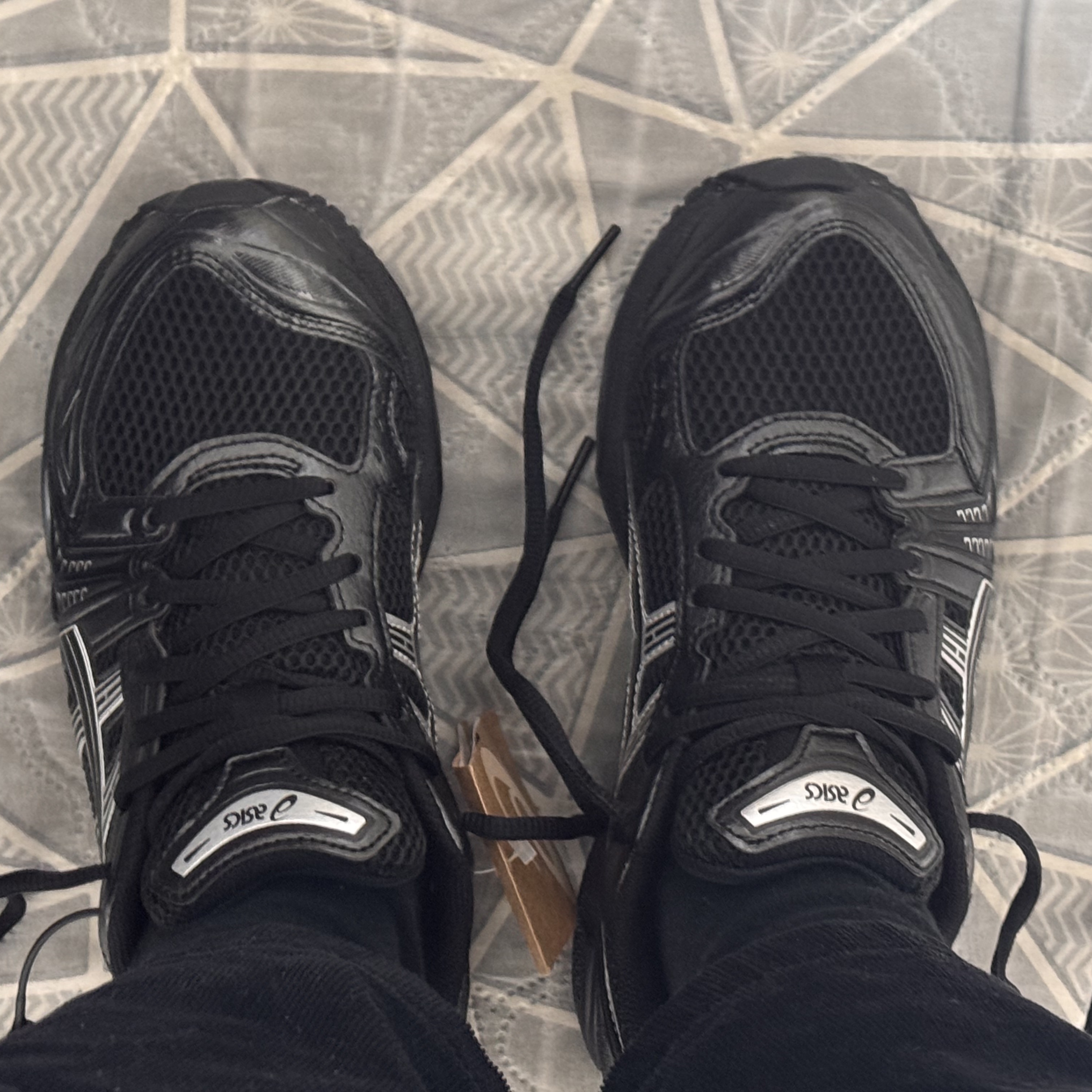 Asics Gel-Kayano 14 Black Pure Silver 착용 스타일 - 3