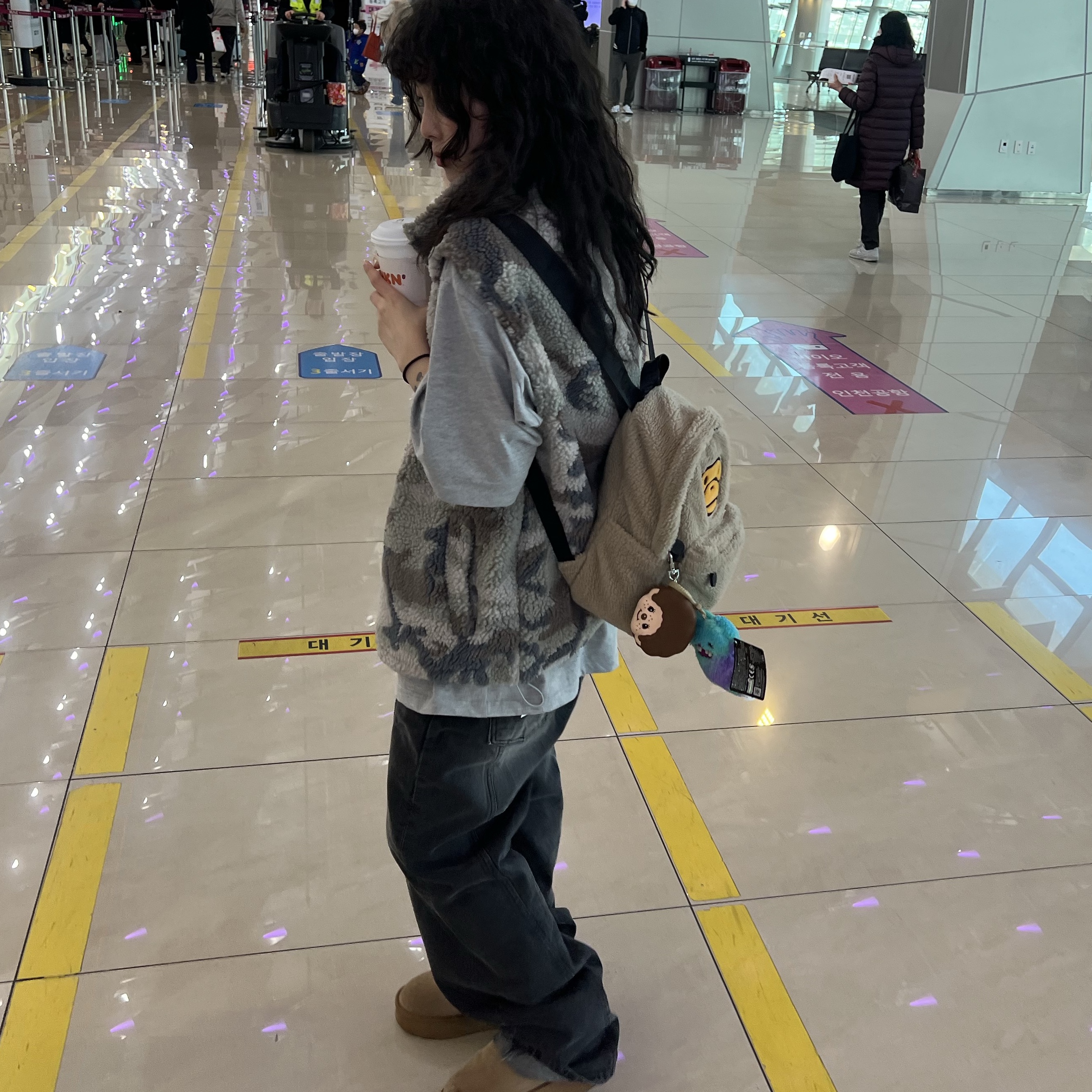 BAPE Baby Milo Mini Fur Backpack Beige 착용 스타일 - 2