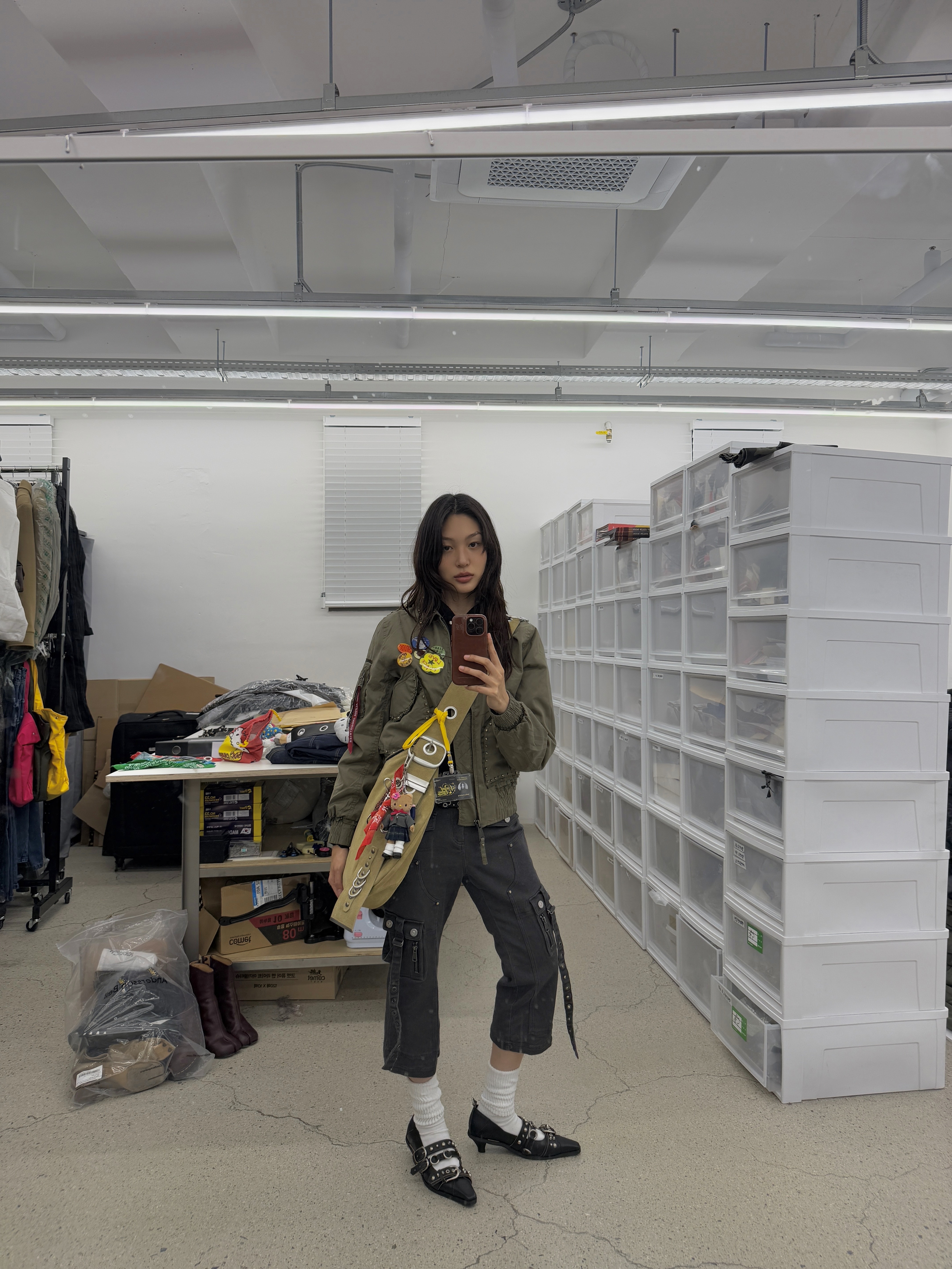 [KREAM 단독] Vacant Archive Bella Wide Strap Hobo Bag Black, [KREAM 단독] Vacant Archive Bella Wide Strap Hobo Bag Beige 착용 스타일