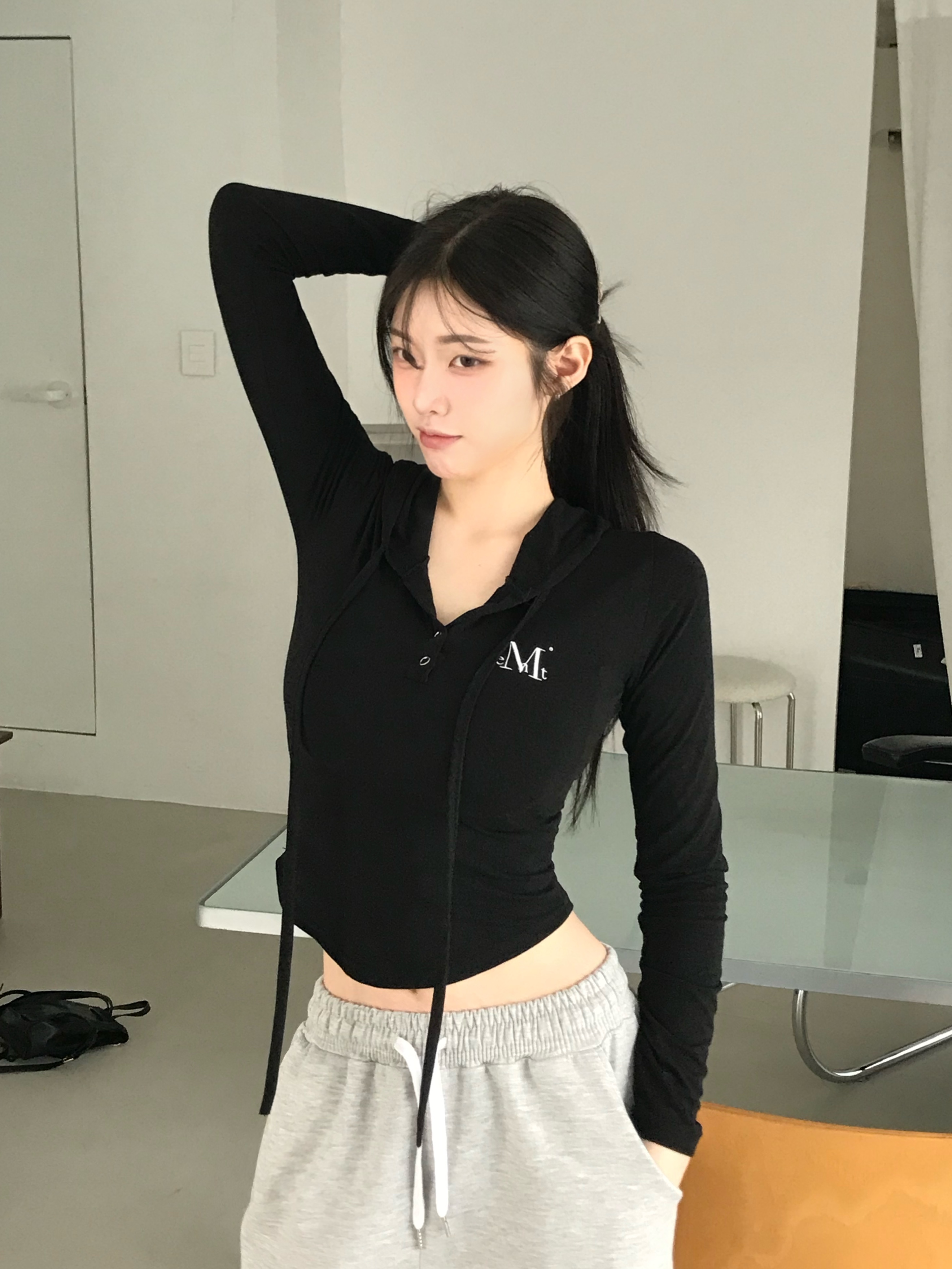 MUCENT Ruen Signature Slim Hood T Black 착용 스타일 - 2