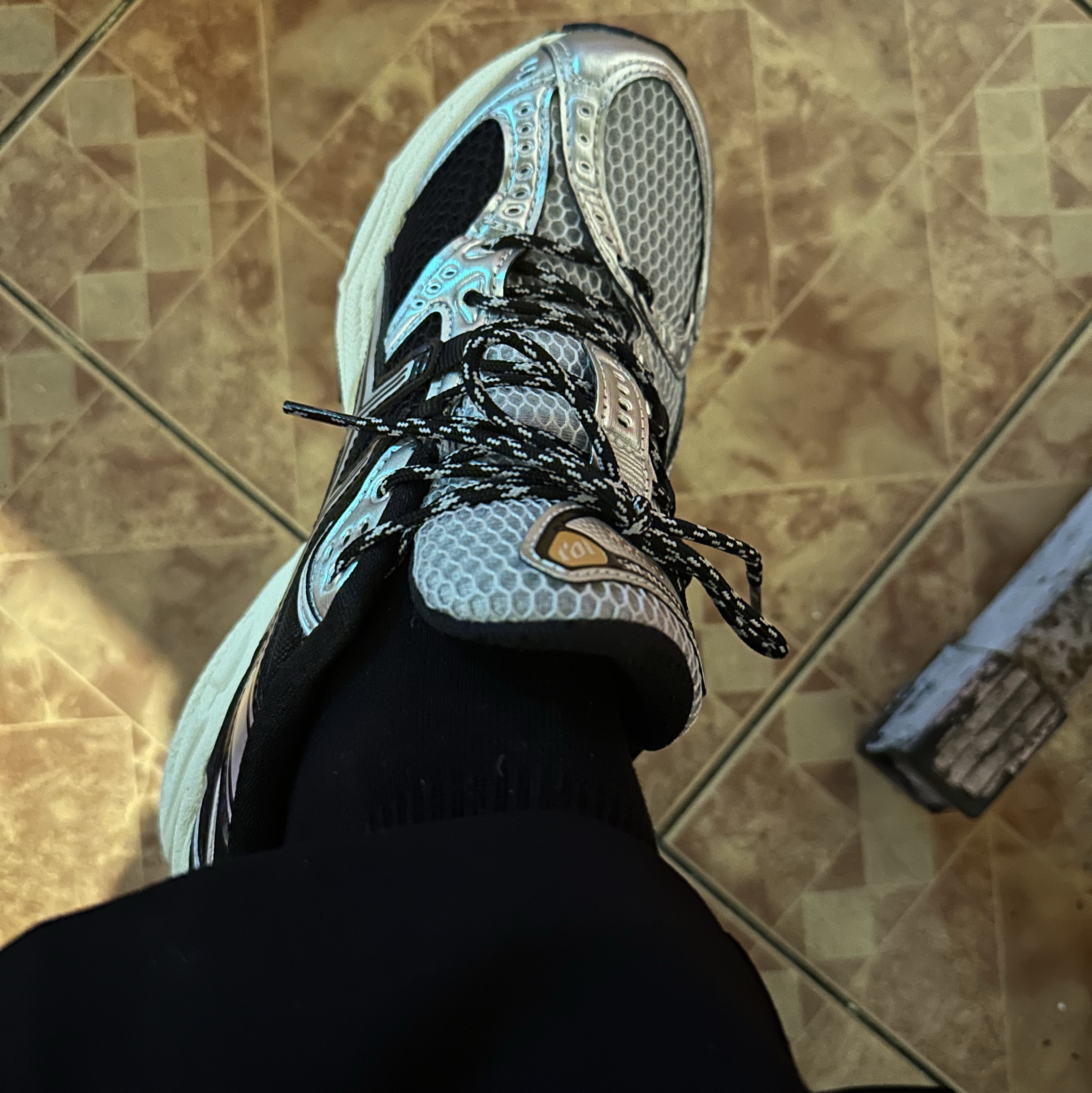 Asics Gel-Nimbus 10.1 Piedmont Grey Pure Silver 착용 스타일 - 2