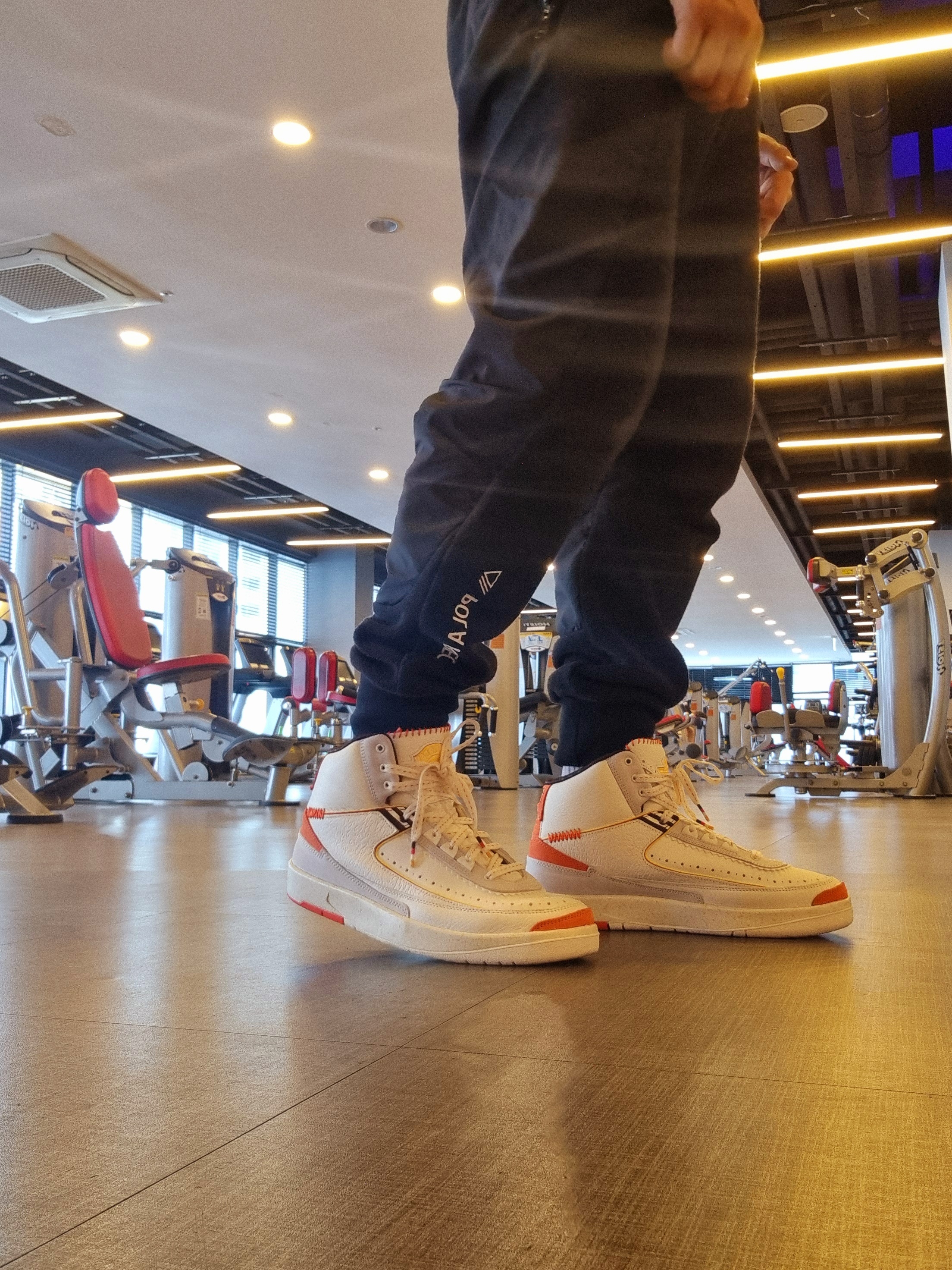 Jordan 2 x Maison Chateau Rouge Retro SP Orange and Sail 착용 스타일 - 3