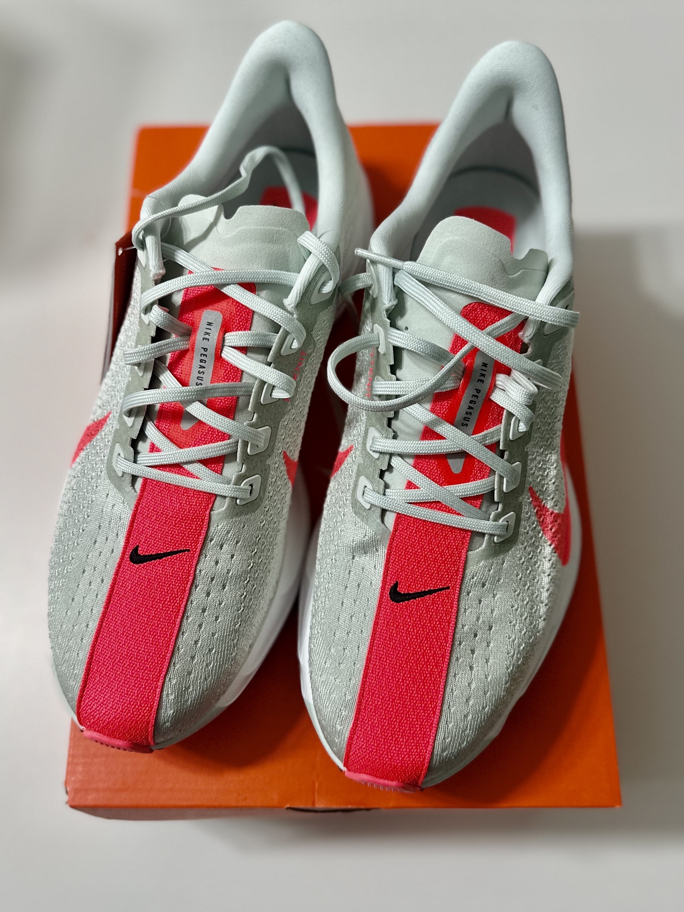 Nike Pegasus Plus Barely Grey Hot Punch 착용 스타일