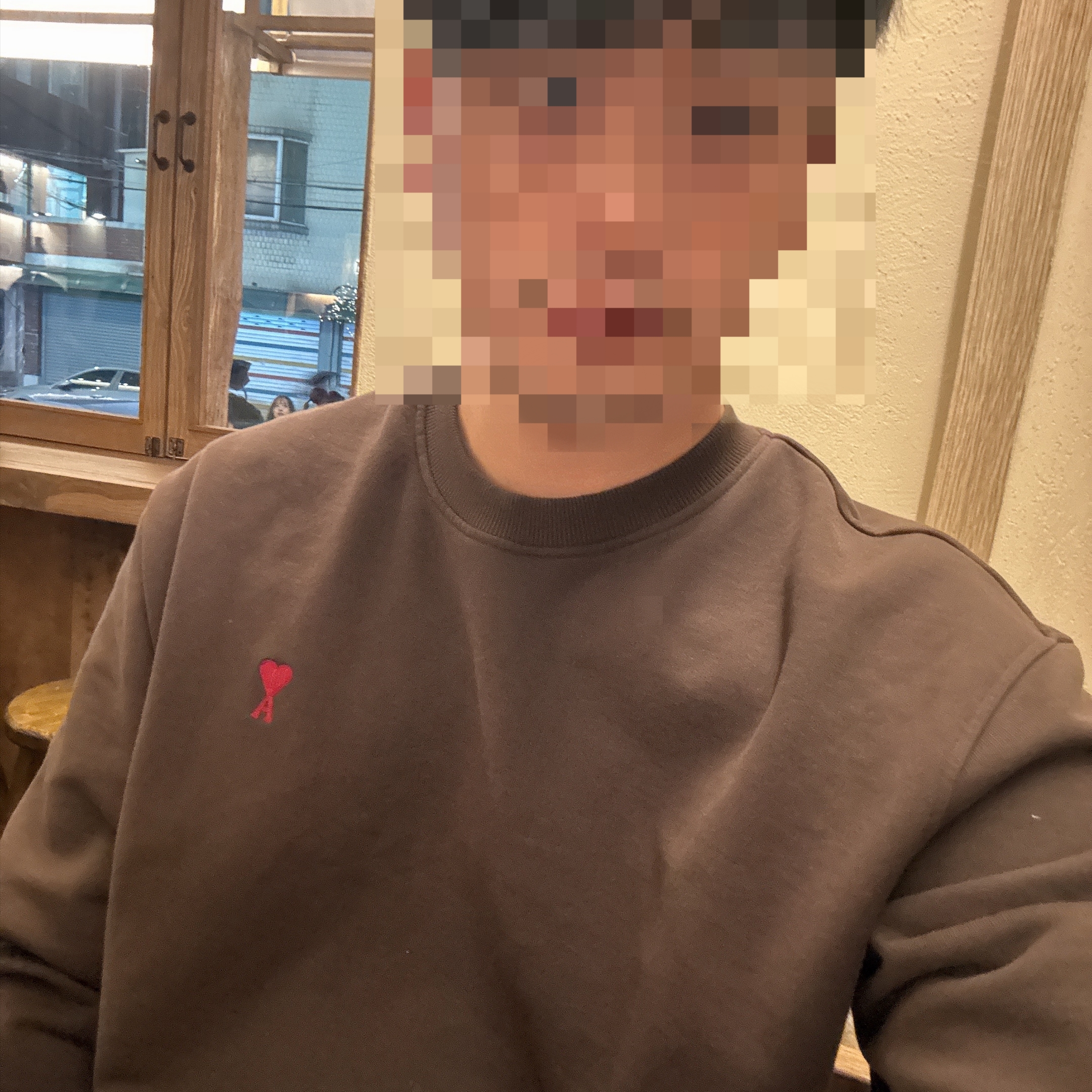 AMI de Coeur Sweatshirt Dark Coffee ์ฐฉ์ฉ ์คํ์ผ