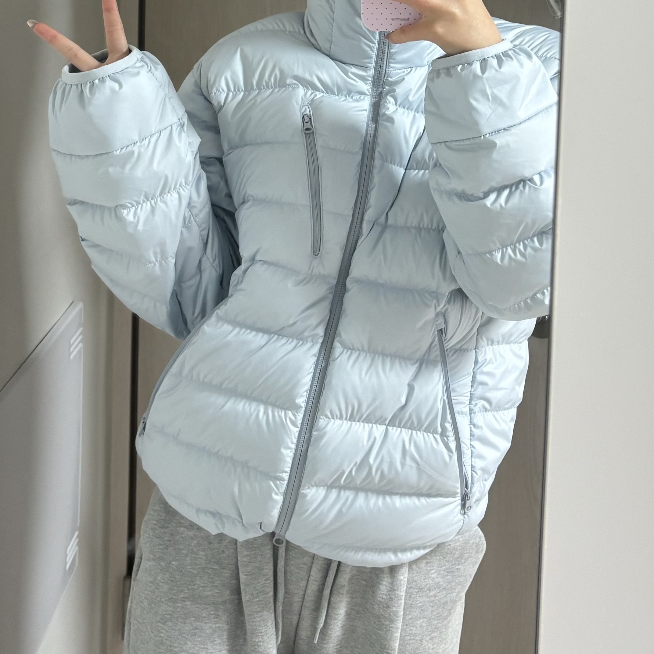 무신사 스탠다드 시티 레저 후드 라이트 다운 자켓 클라우디 블루 착용 스타일