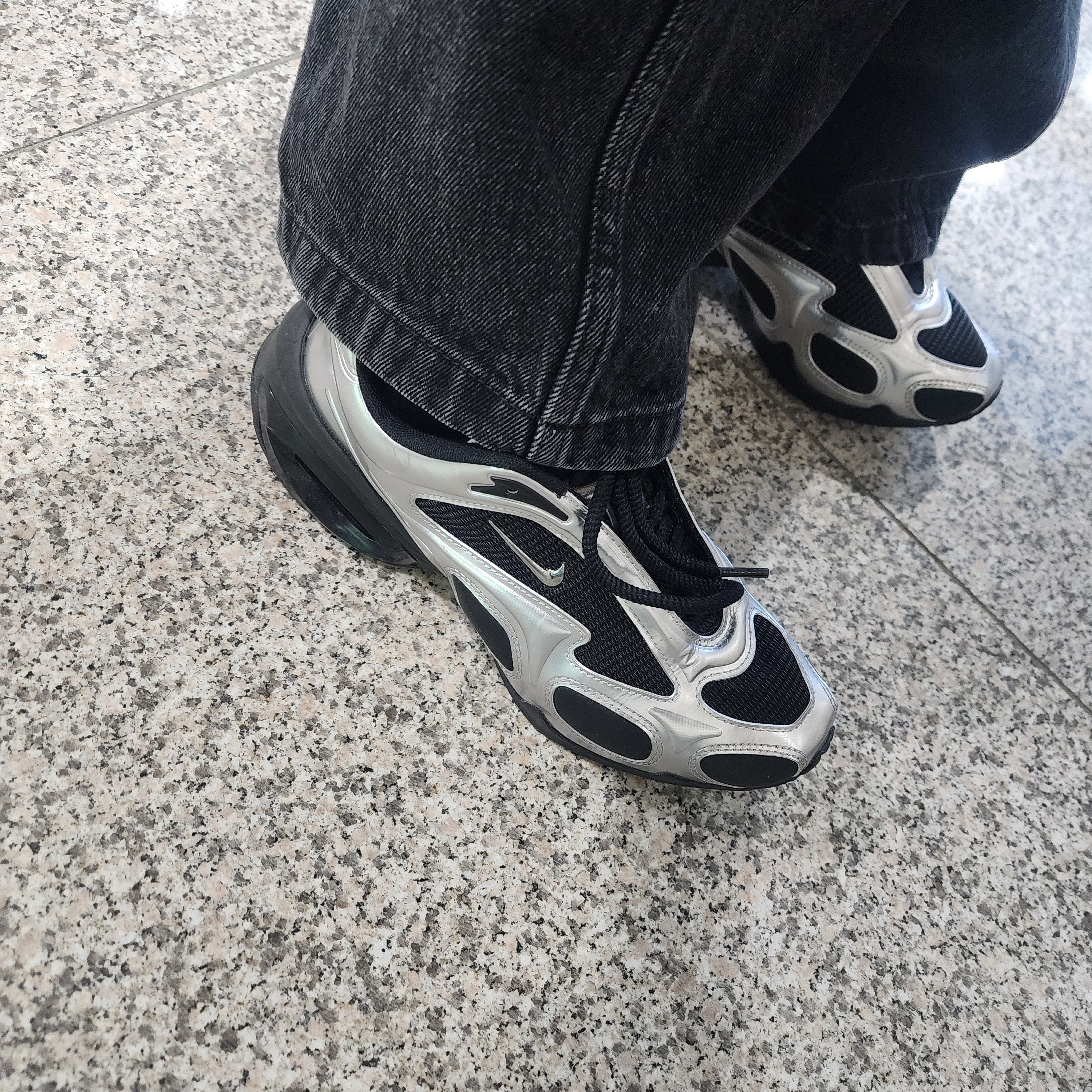 (W) Nike Air Max Muse Black and Metallic Silver 착용 스타일 - 2
