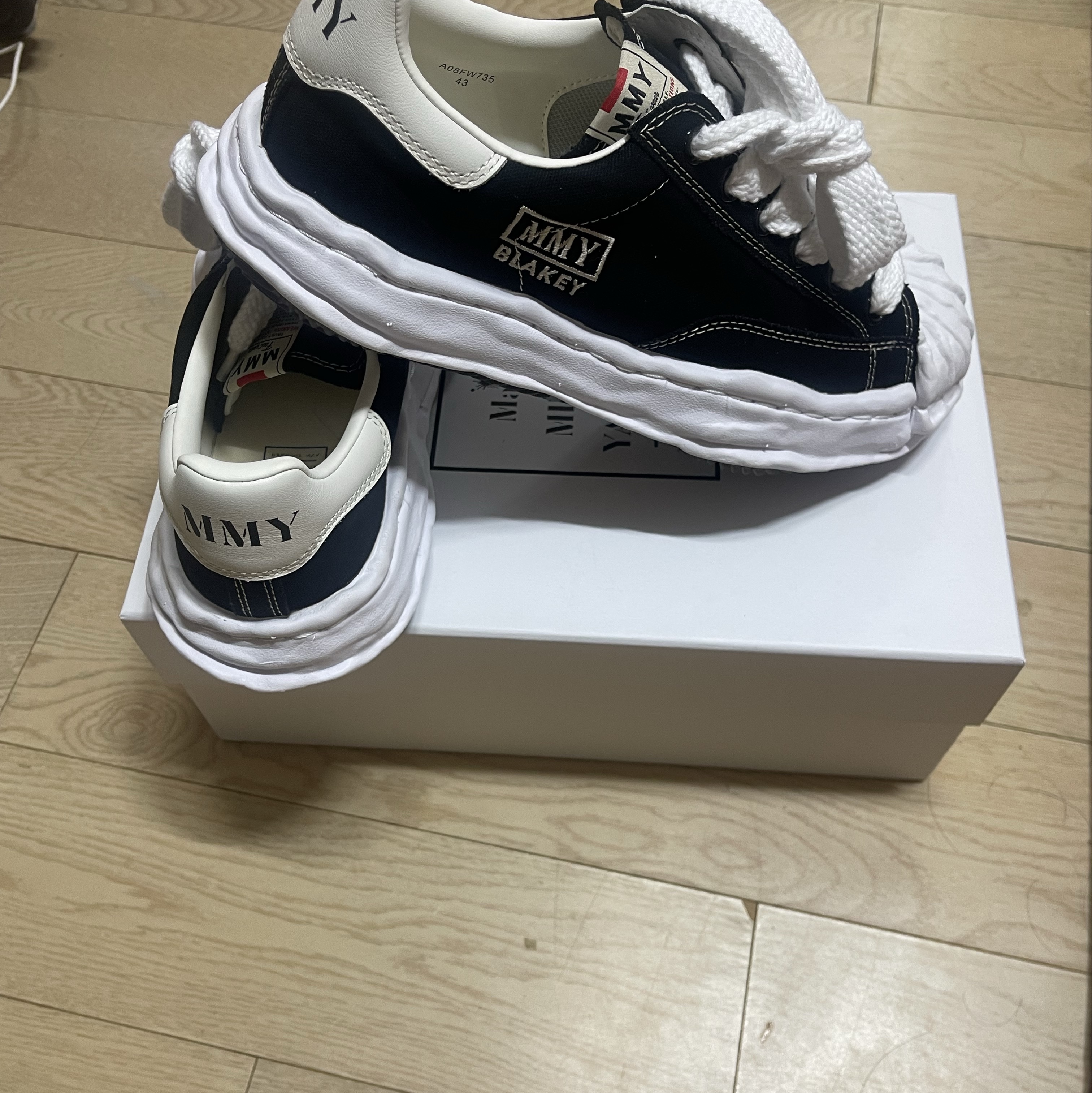 Maison Mihara Yasuhiro Blakey OG Sole Canvas Low-top Sneakers Black White 착용 스타일 - 1