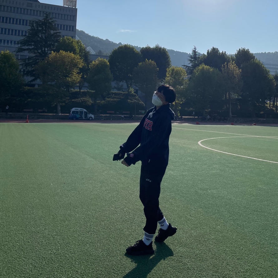 Adidas Ozweego Core Black 착용 스타일 - 1