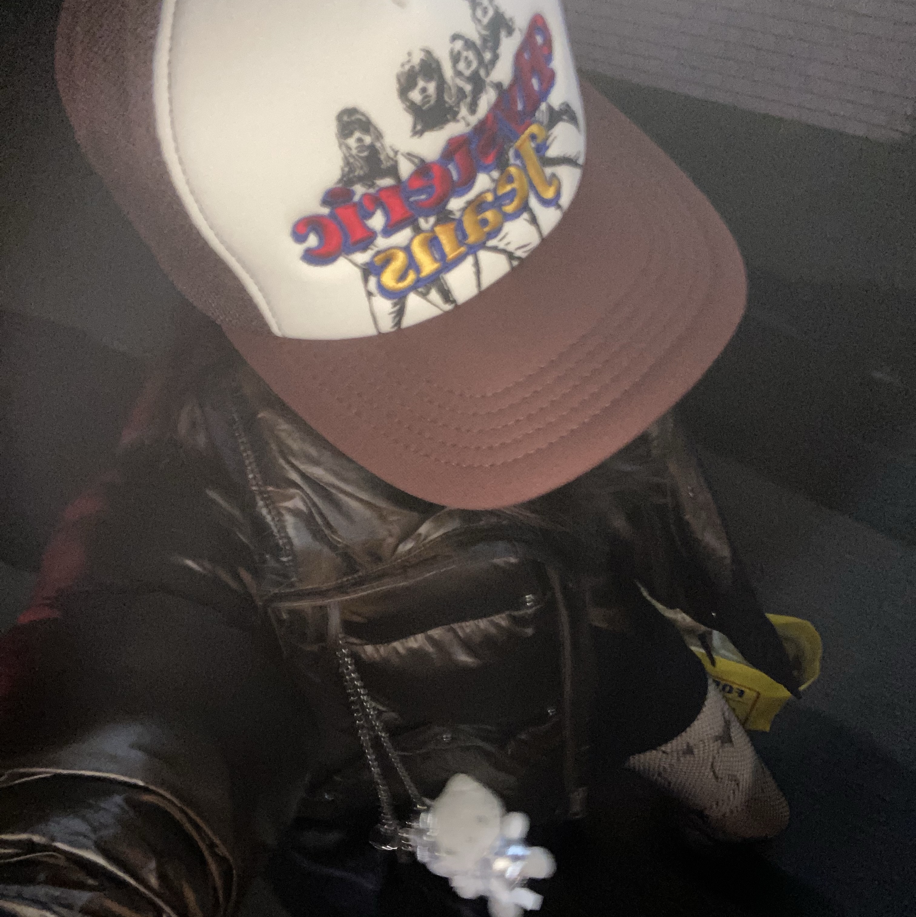(W) Hysteric Glamour Hysteric 76 Oversized Jumper White, (W) Hysteric Glamour Hysteric Jeans Embroidered Mesh Cap Brown 착용 스타일 - 2