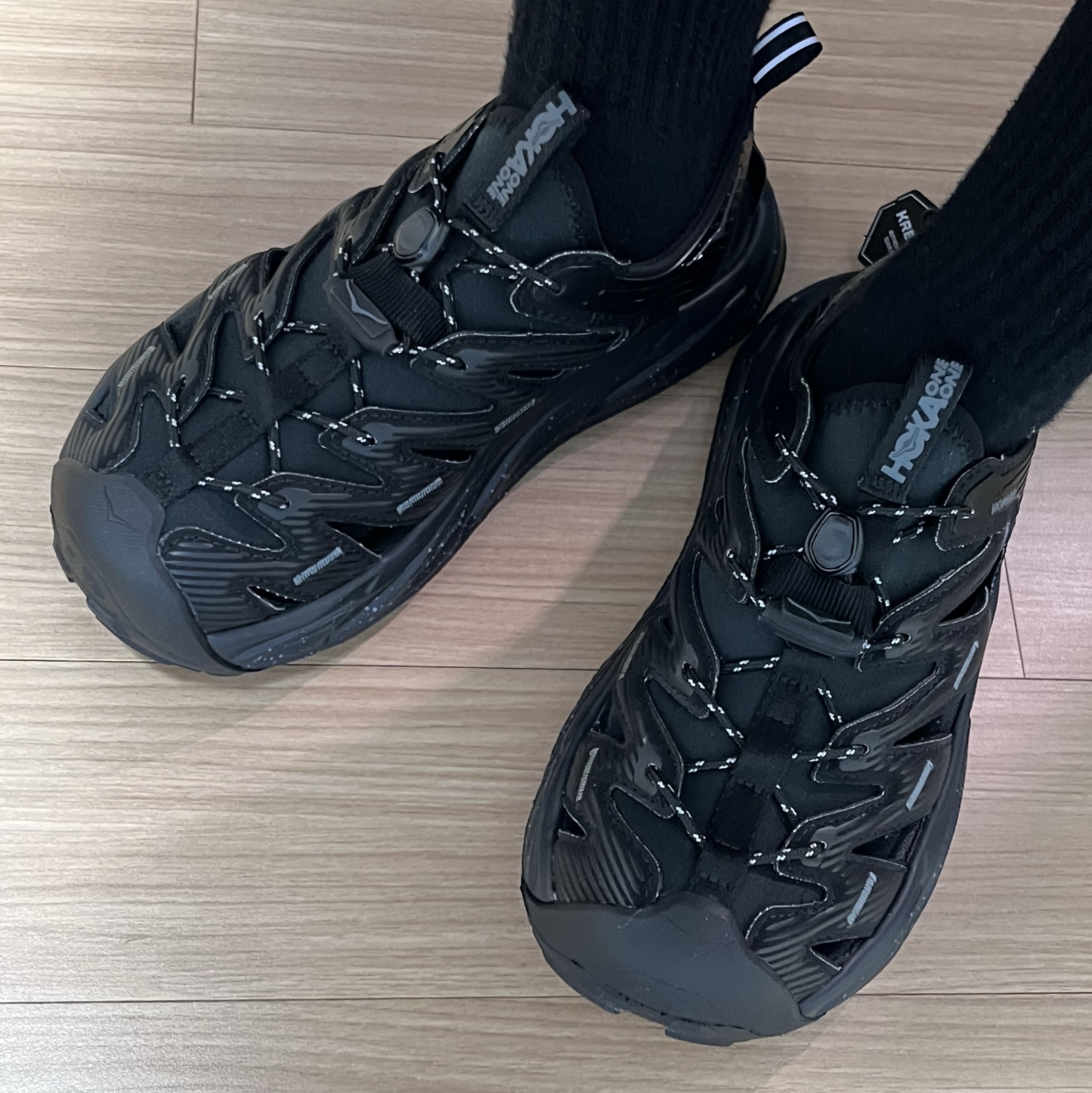 Hoka Hopara Black Castle Rock 착용 스타일