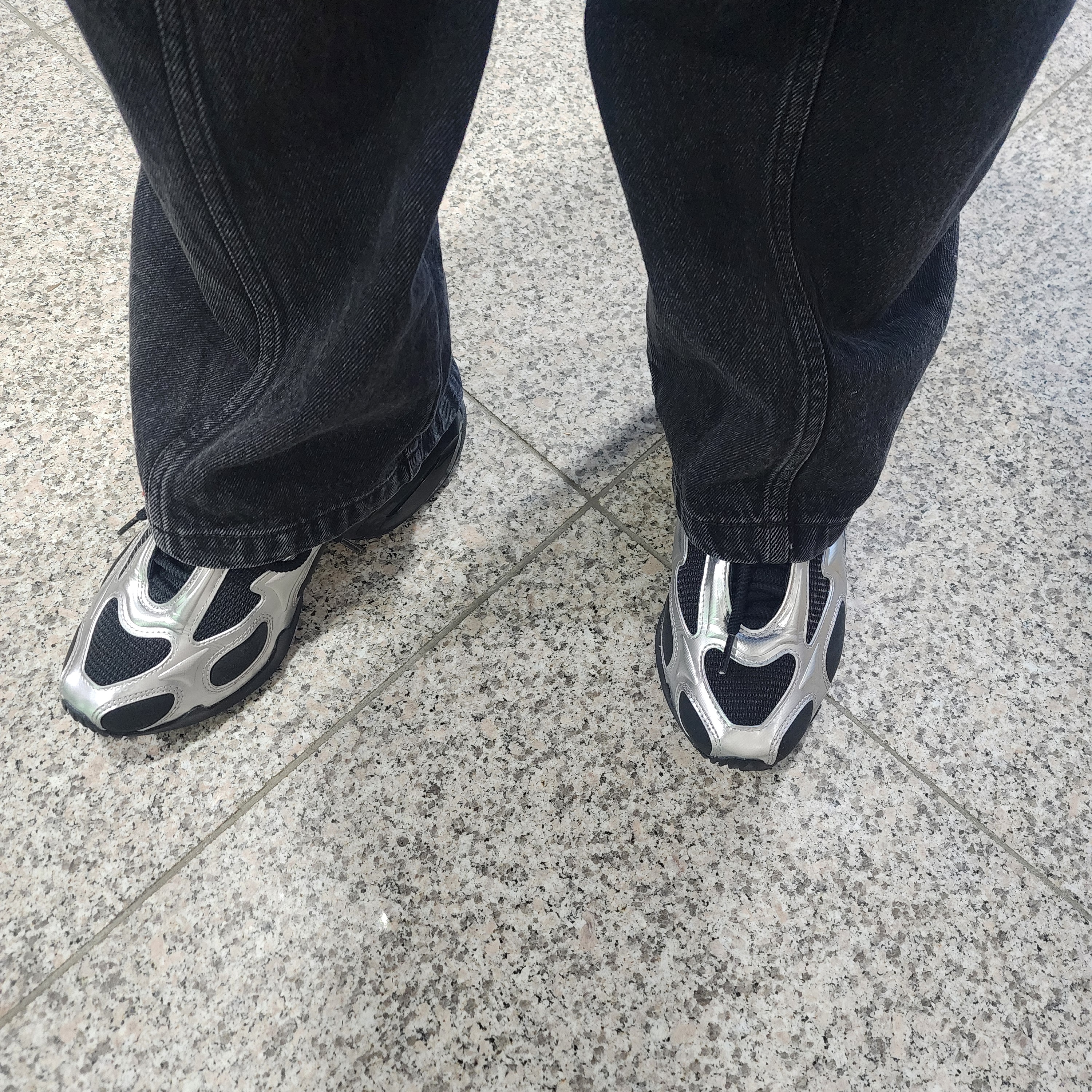 (W) Nike Air Max Muse Black and Metallic Silver 착용 스타일 - 3