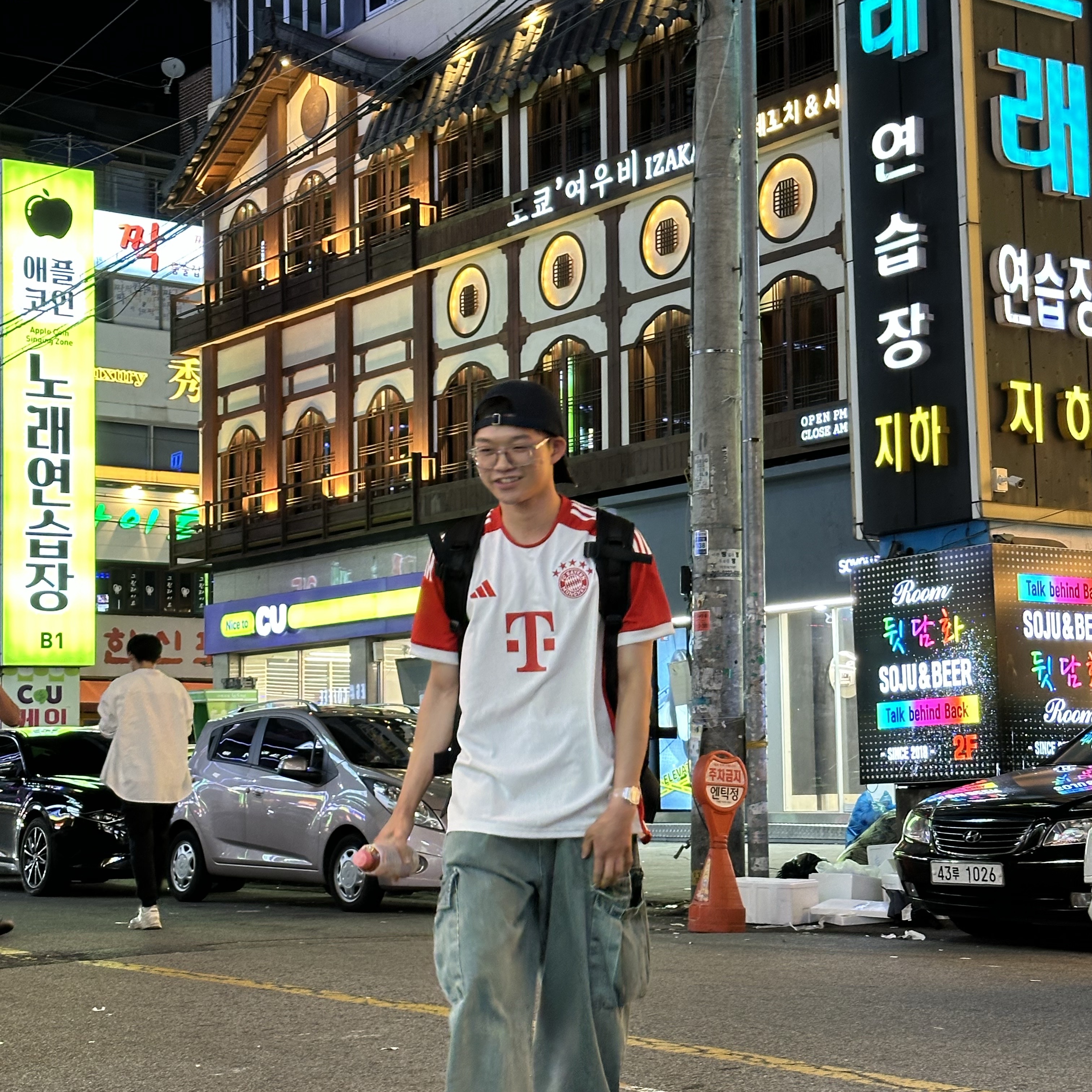 아디다스 바이에른 뮌헨 2023/24 홈 저지 화이트 레드 - KR 사이즈 (논 마킹 버전) 착용 스타일 - 1