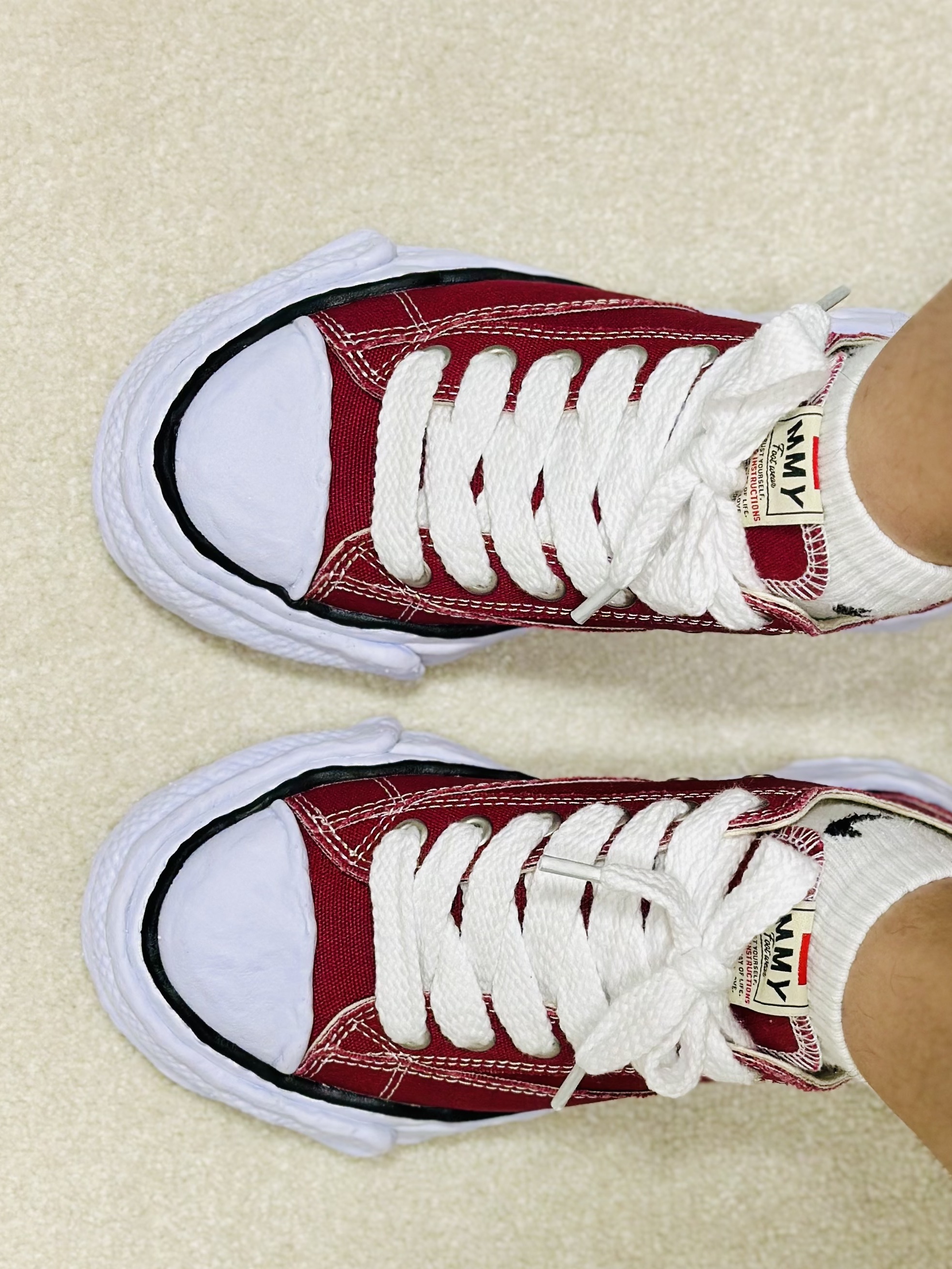 Maison Mihara Yasuhiro Peterson23 OG Sole Canvas Low-top Sneakers Bordeaux 착용 스타일