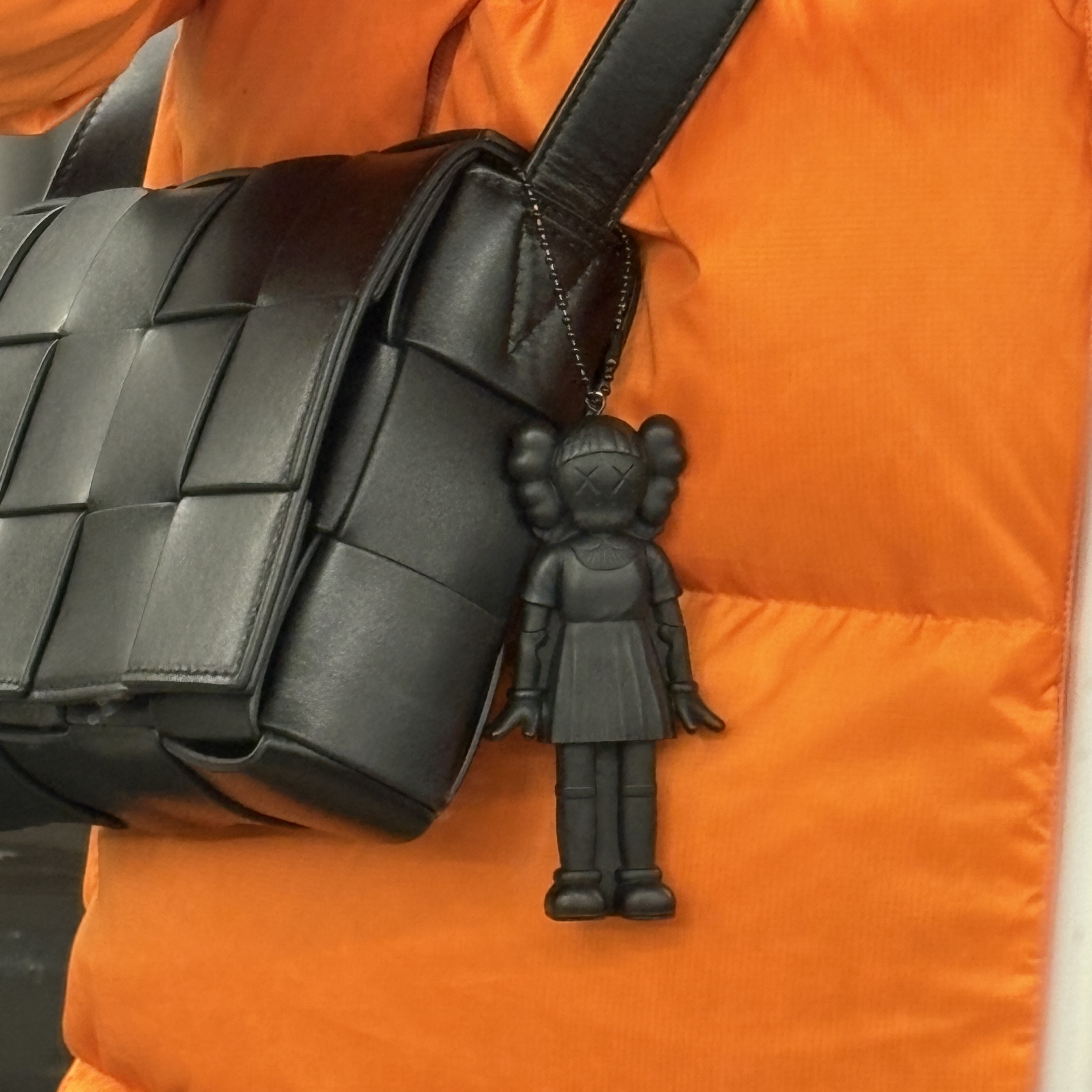 Kaws x Squid Game Young-Hee Keychain Black, Bottega Veneta Urban Leather Crossbody Cassette Black Silver 착용 스타일 - 2