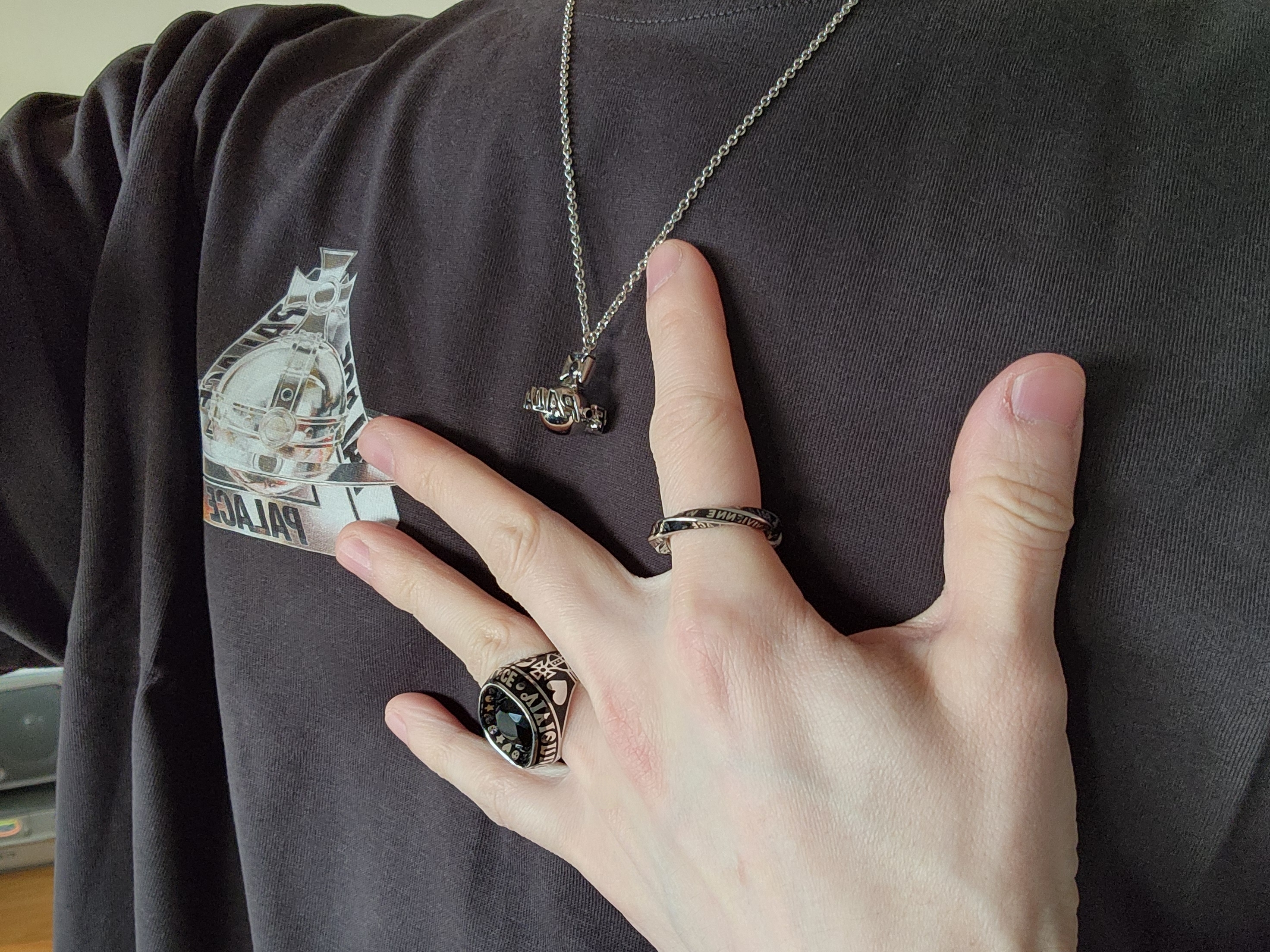 Palace x Vivienne Westwood T-Shirt Black - 24FW, Palace x Vivienne Westwood Orb Pendant Silver - 24FW 착용 스타일 - 2