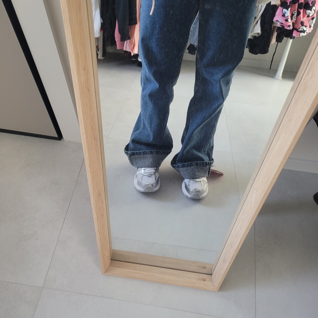 Nike V2K Run Metallic Silver White 착용 스타일 - 2