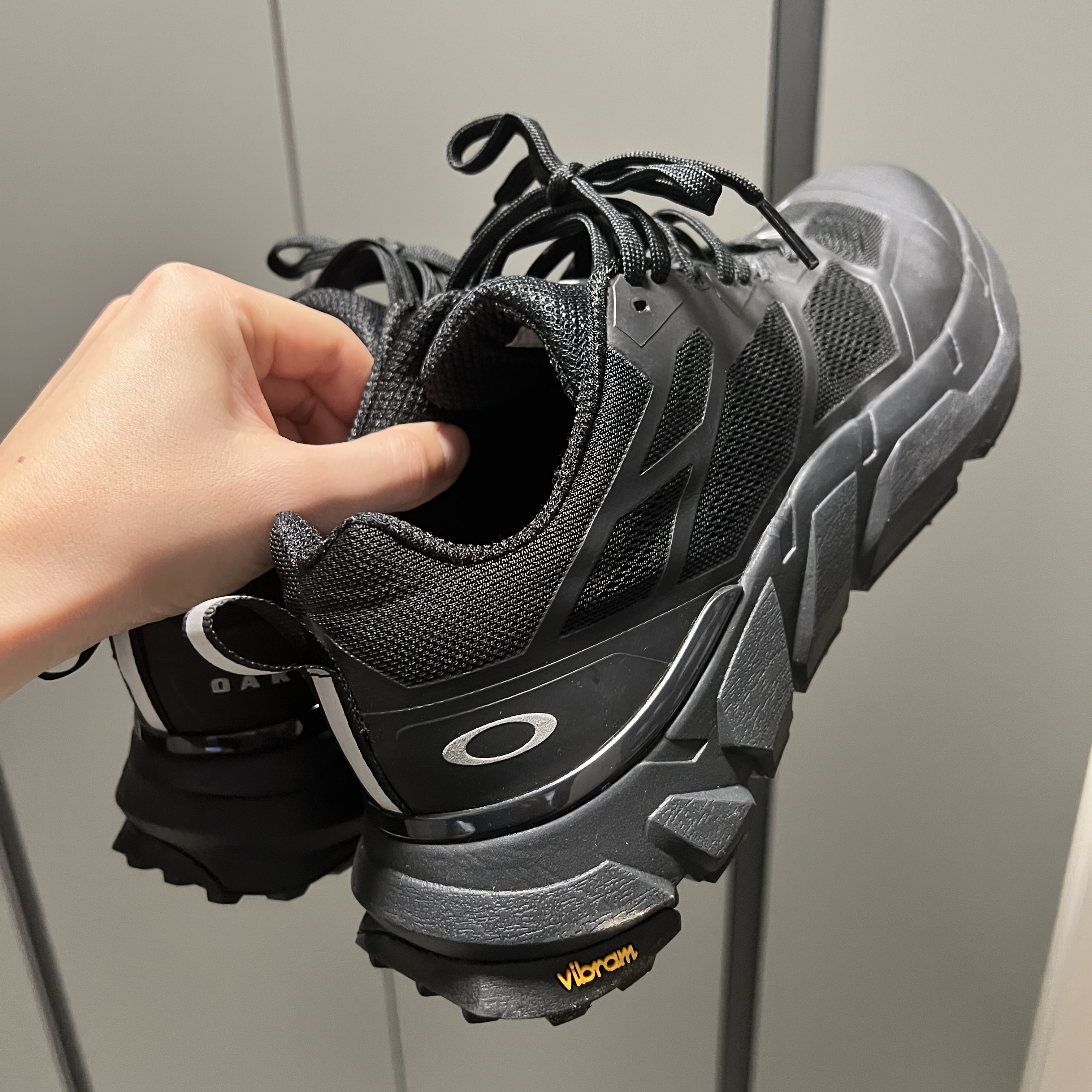 Oakley Light Breathe Triple Black 착용 스타일