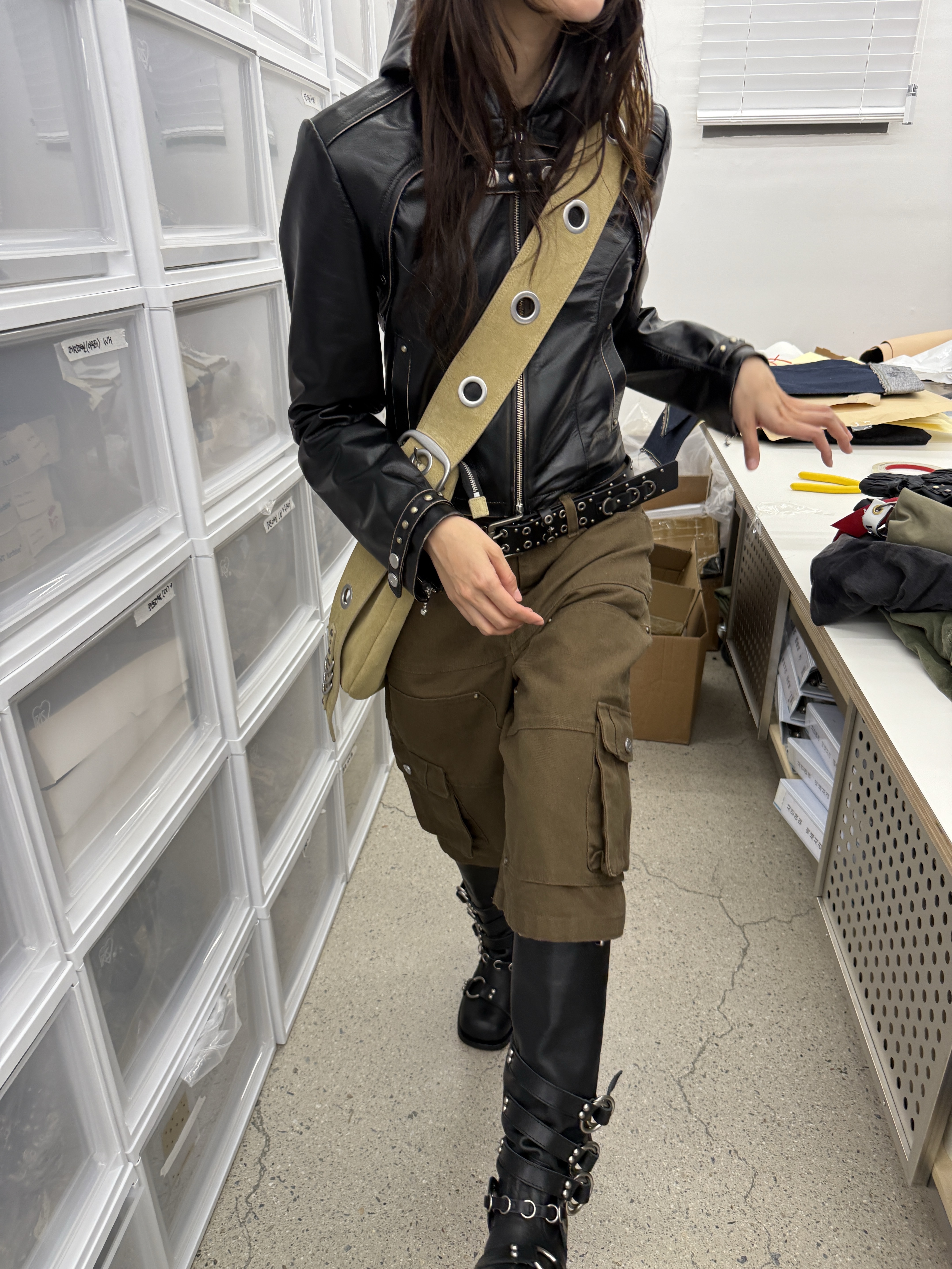 [KREAM 단독] Vacant Archive Bella Wide Strap Hobo Bag Black, [KREAM 단독] Vacant Archive Bella Wide Strap Hobo Bag Beige 착용 스타일