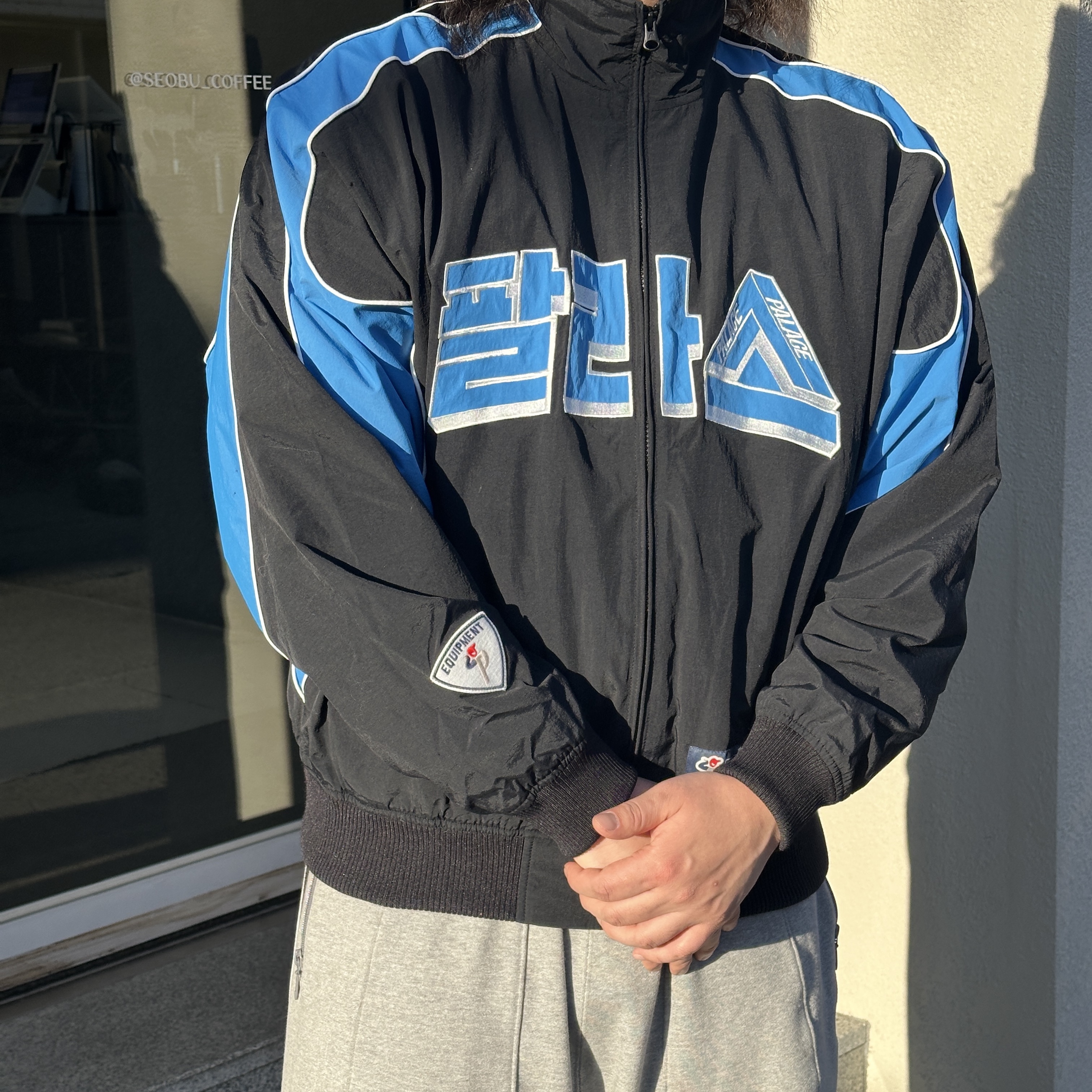 Palace Seoul 2 Seoul Track Jacket Black Blue - 25SS, Palace x Needles Hairy Square Beanie Multi Fabric - 24FW 착용 스타일 - 2