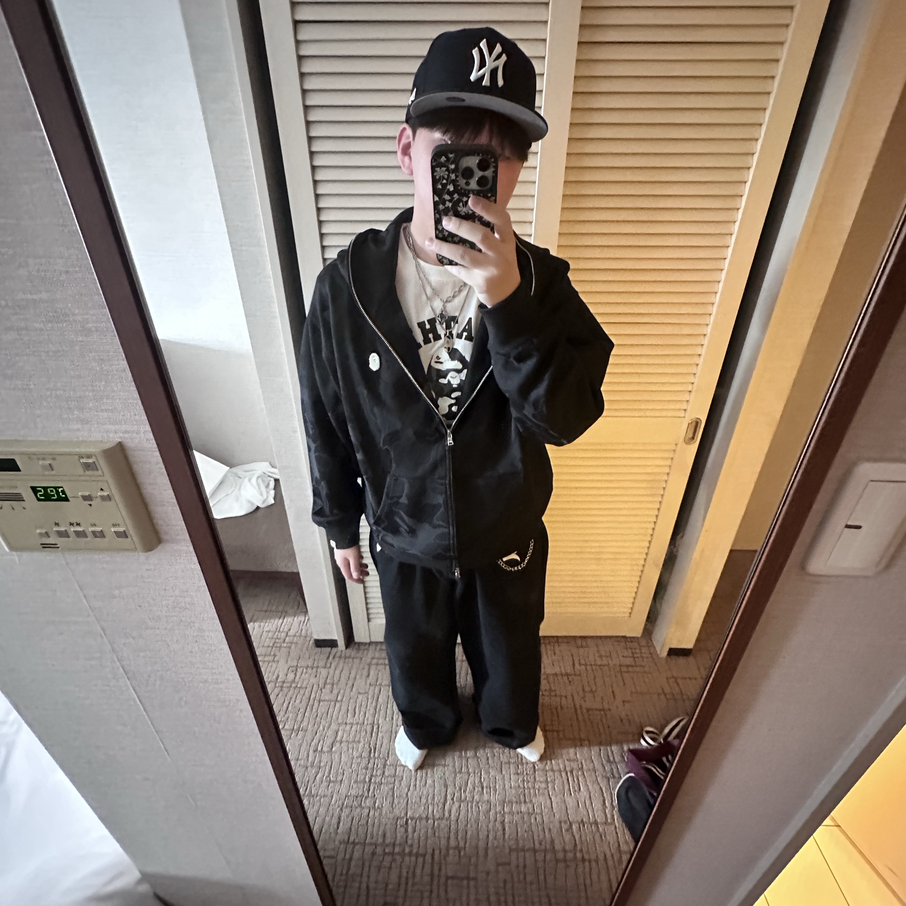 BAPE College T-Shirt White, BAPE Solid Camo Jacquard One Point Relax Fit Zip Hoodie Black 착용 스타일 - 3