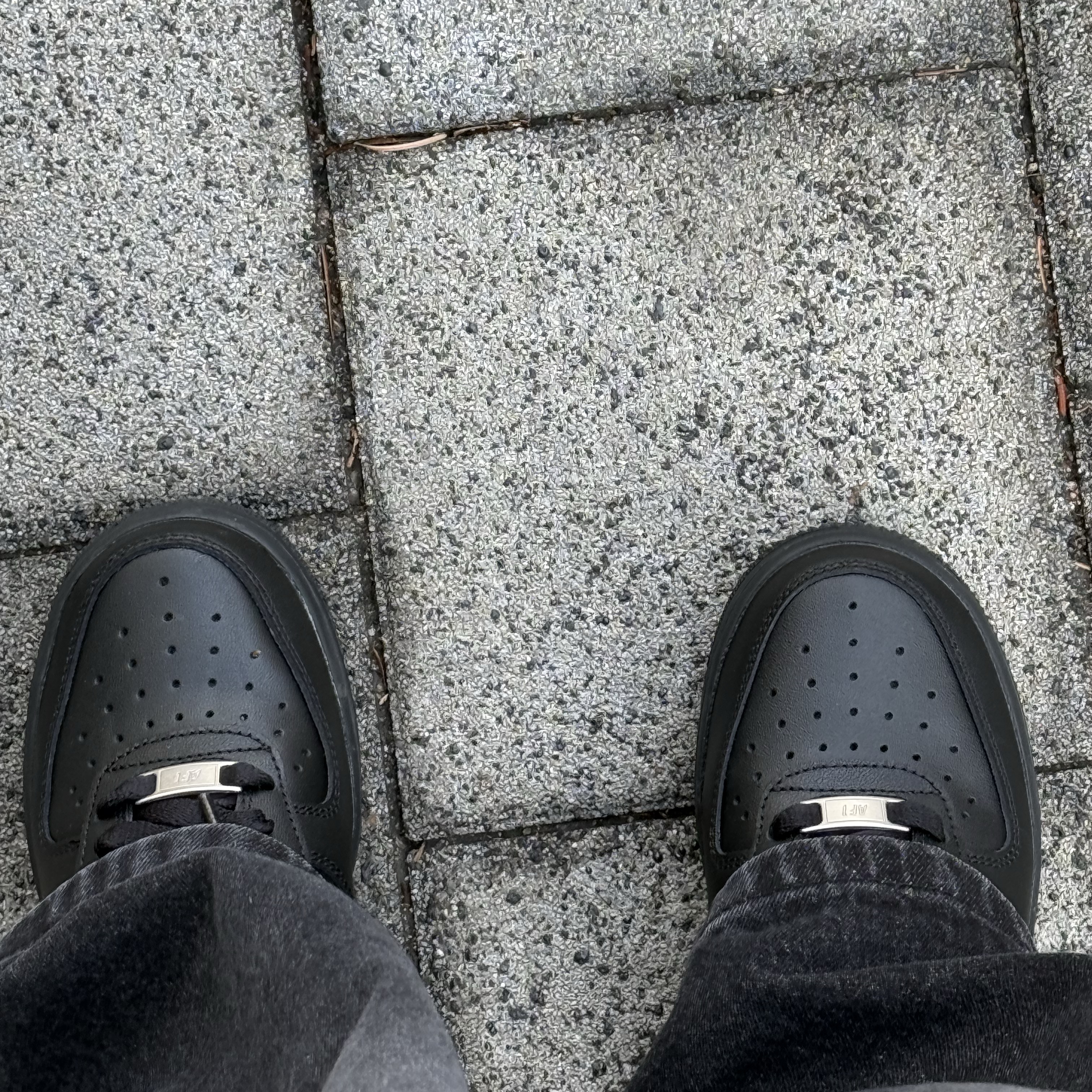 (W) Nike Air Force 1 '07 Low Triple Black 착용 스타일 - 2