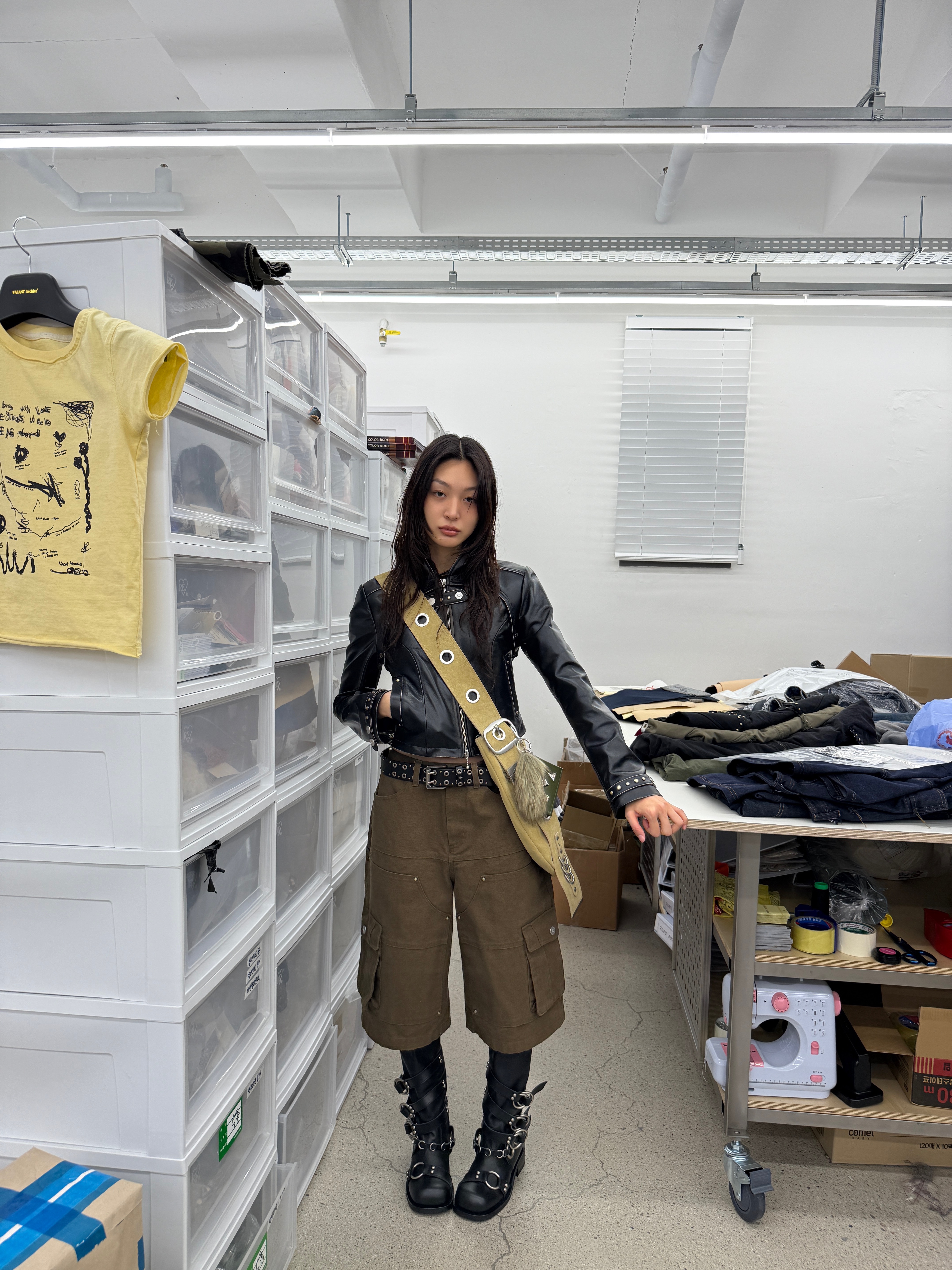 [KREAM 단독] Vacant Archive Bella Wide Strap Hobo Bag Black, [KREAM 단독] Vacant Archive Bella Wide Strap Hobo Bag Beige 착용 스타일