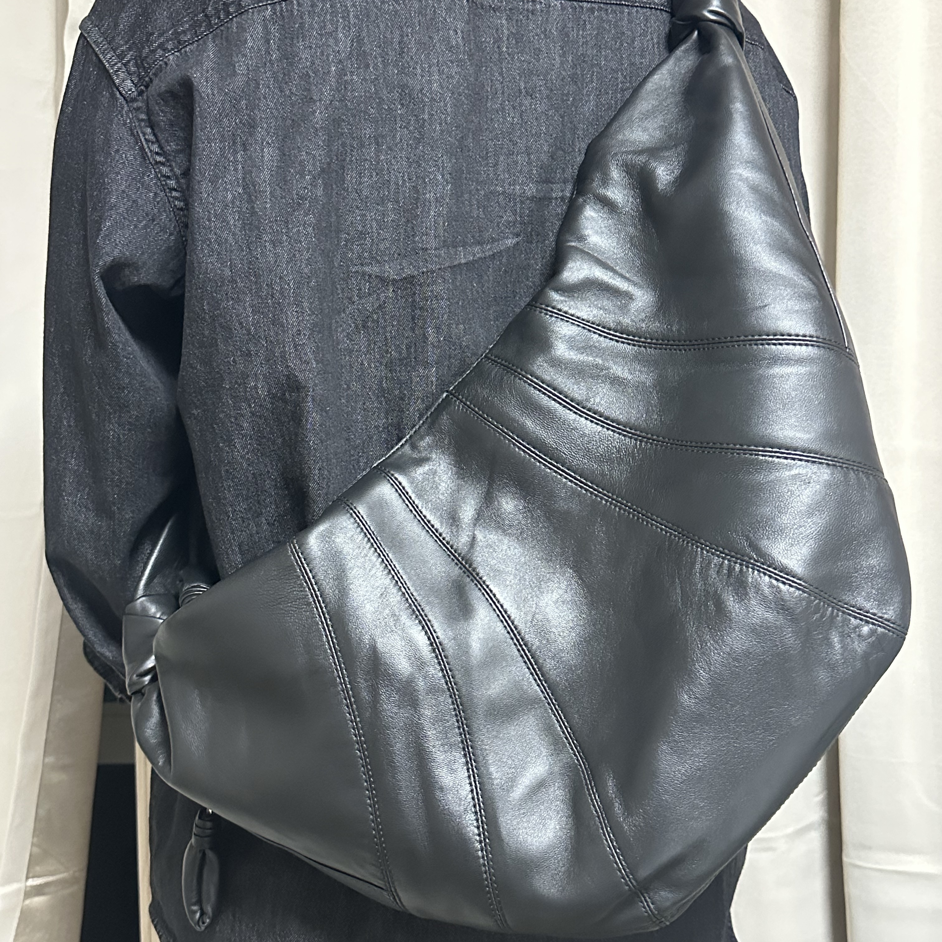 Lemaire Large Croissant Bag Soft Nappa Leather Black 착용 스타일