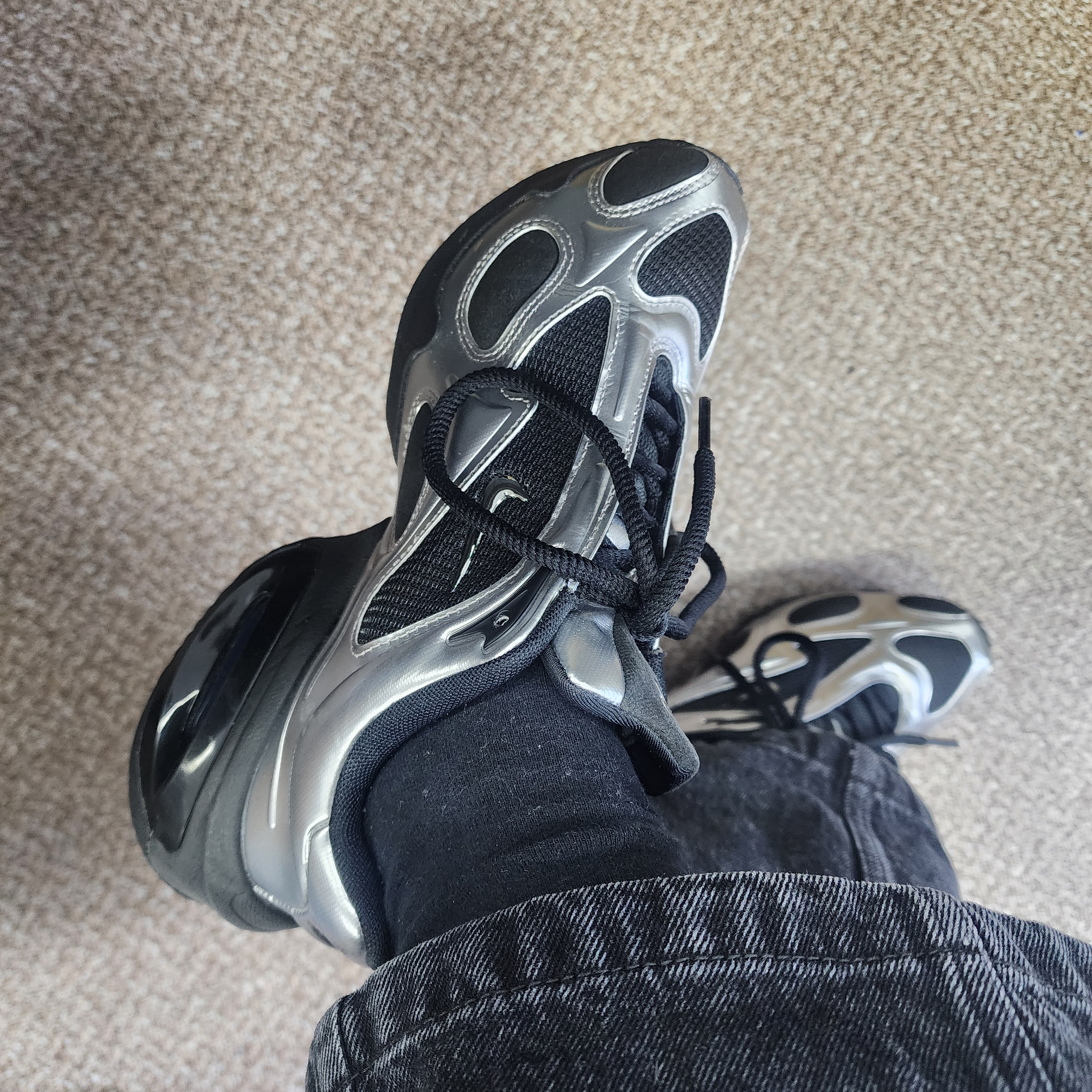 (W) Nike Air Max Muse Black and Metallic Silver 착용 스타일 - 1