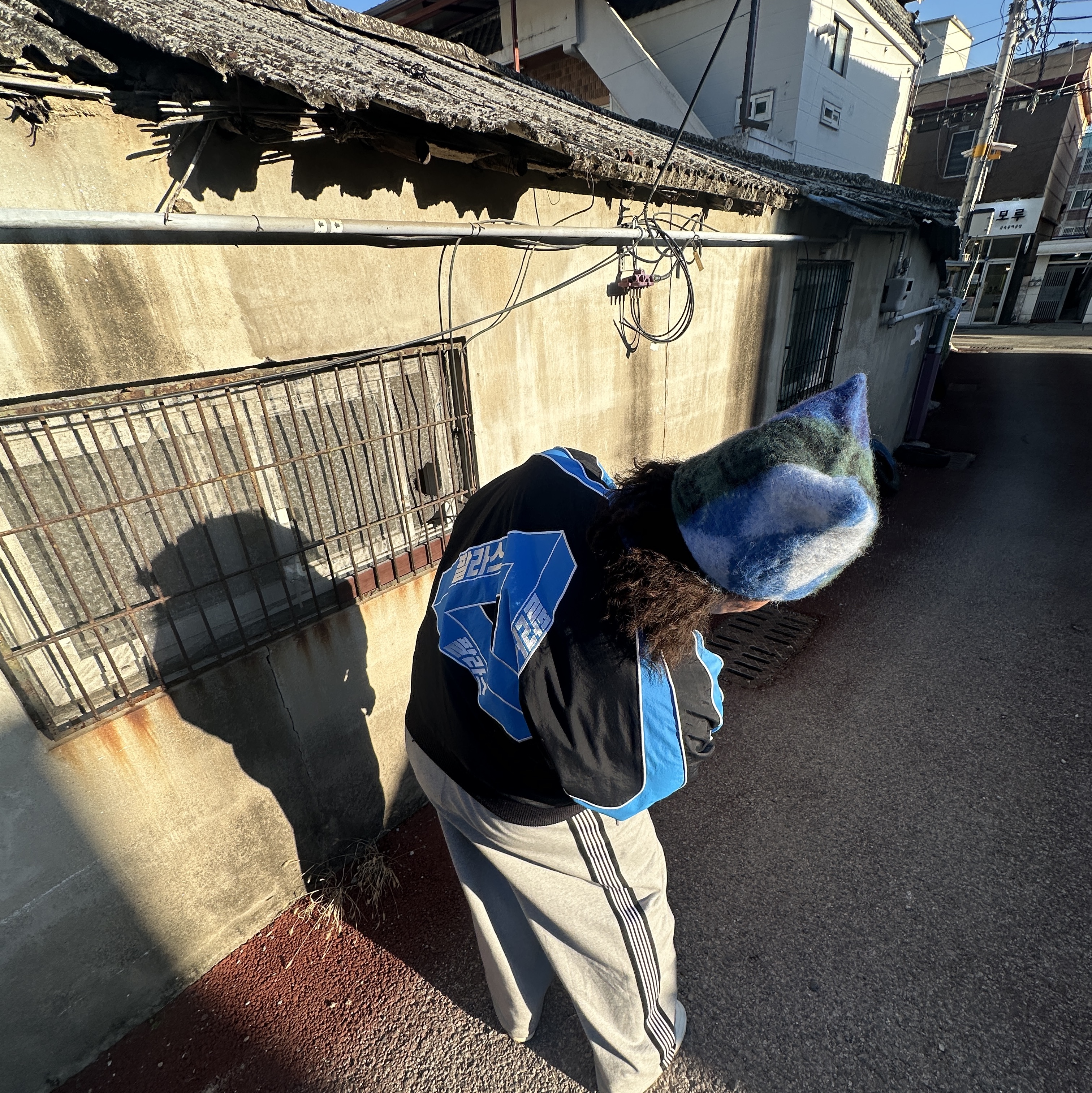 Palace Seoul 2 Seoul Track Jacket Black Blue - 25SS, Palace x Needles Hairy Square Beanie Multi Fabric - 24FW 착용 스타일 - 5