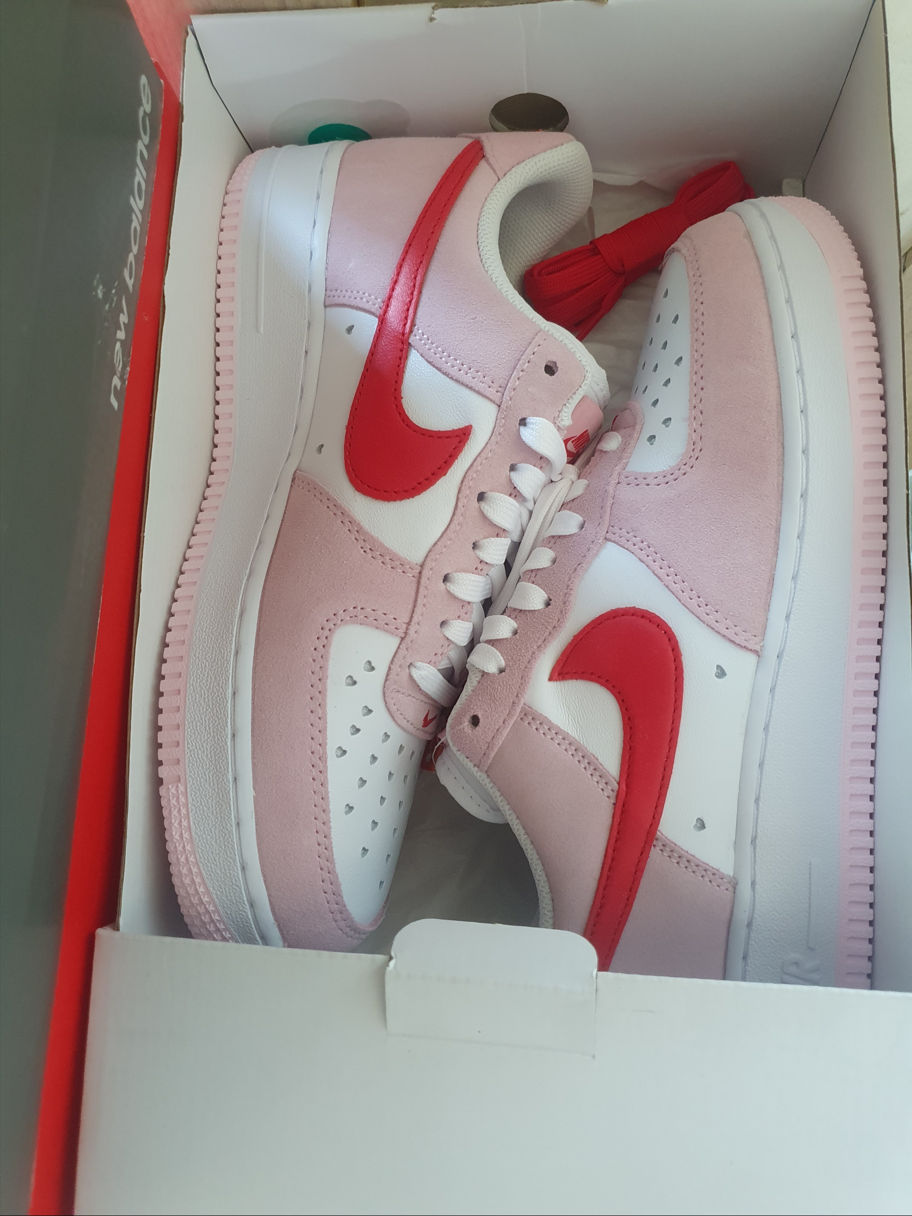 Nike Air Force 1 '07 QS Valentine's Day 착용 스타일 - 2