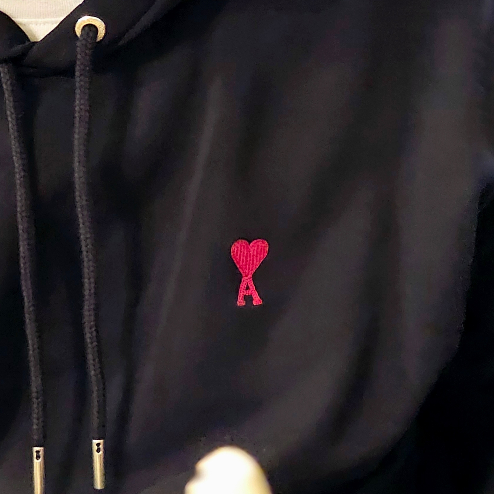 AMI de Coeur Loopback Oragnic Cotton Fleece Hoodie Black 착용 스타일 - 1