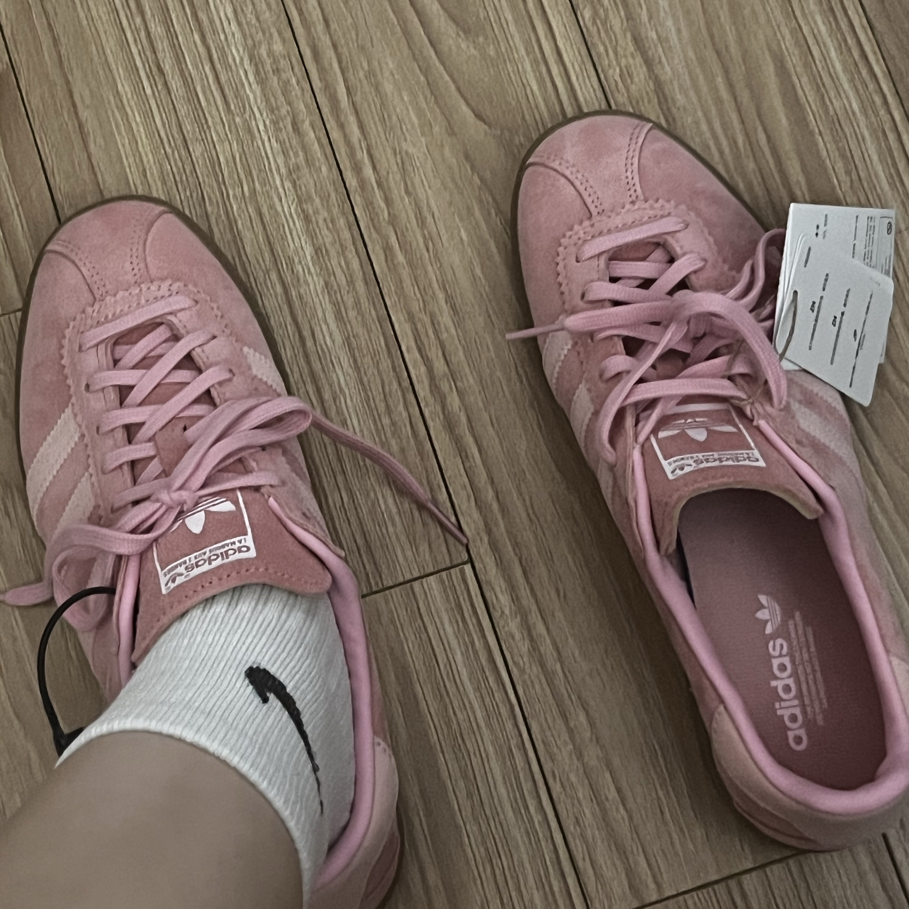 Adidas Bermuda Glow Pink 착용 스타일
