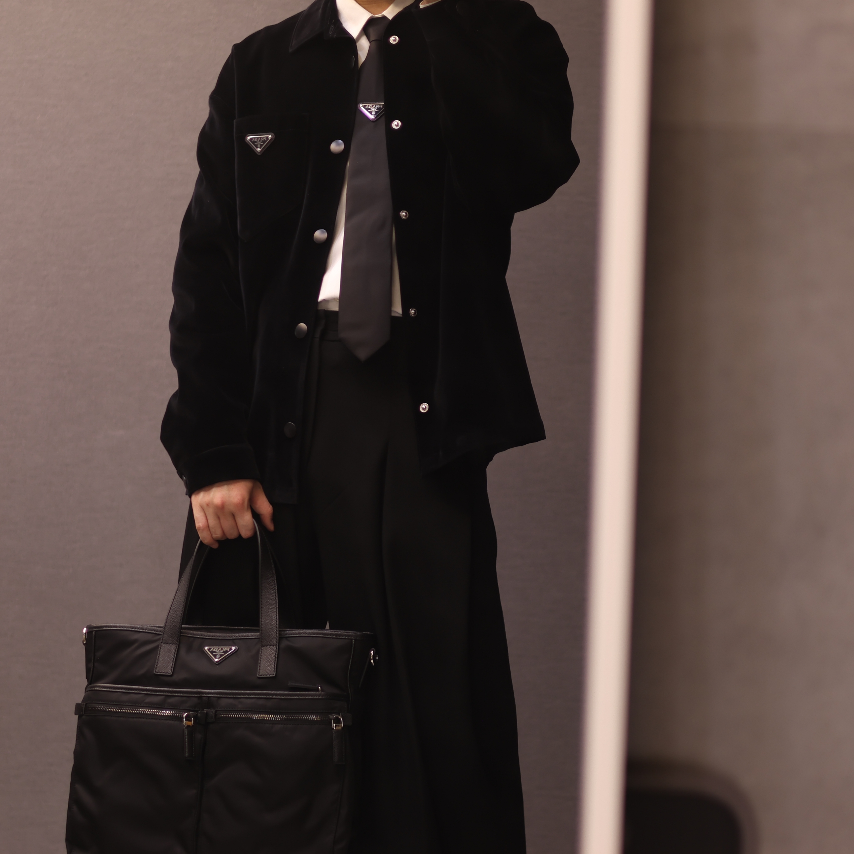 Prada Stretch Cotton Shirt Black, Prada Re-Nylon Gabardine Tie Black 착용 스타일 - 1