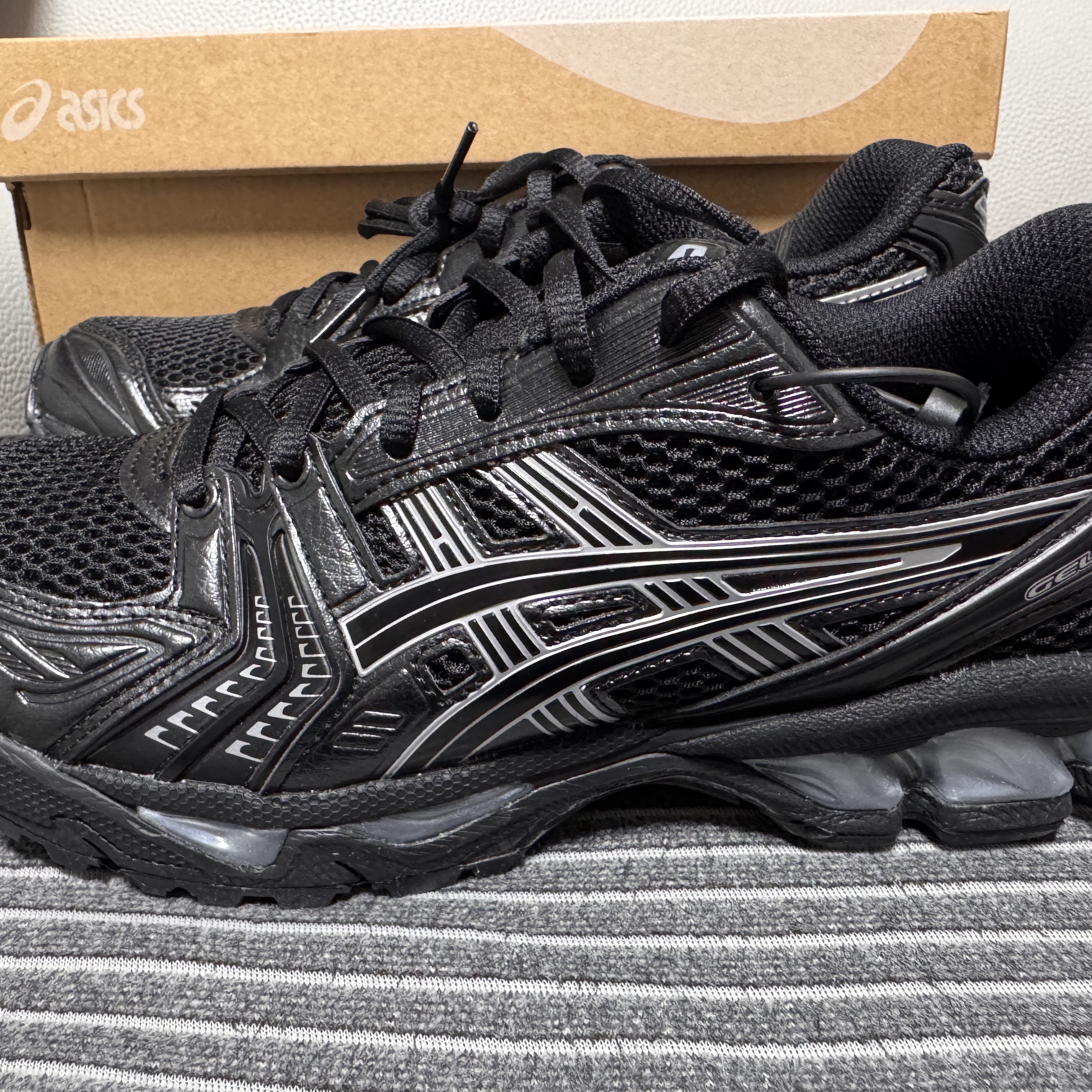 Asics Gel-Kayano 14 Black Pure Silver 착용 스타일 - 2