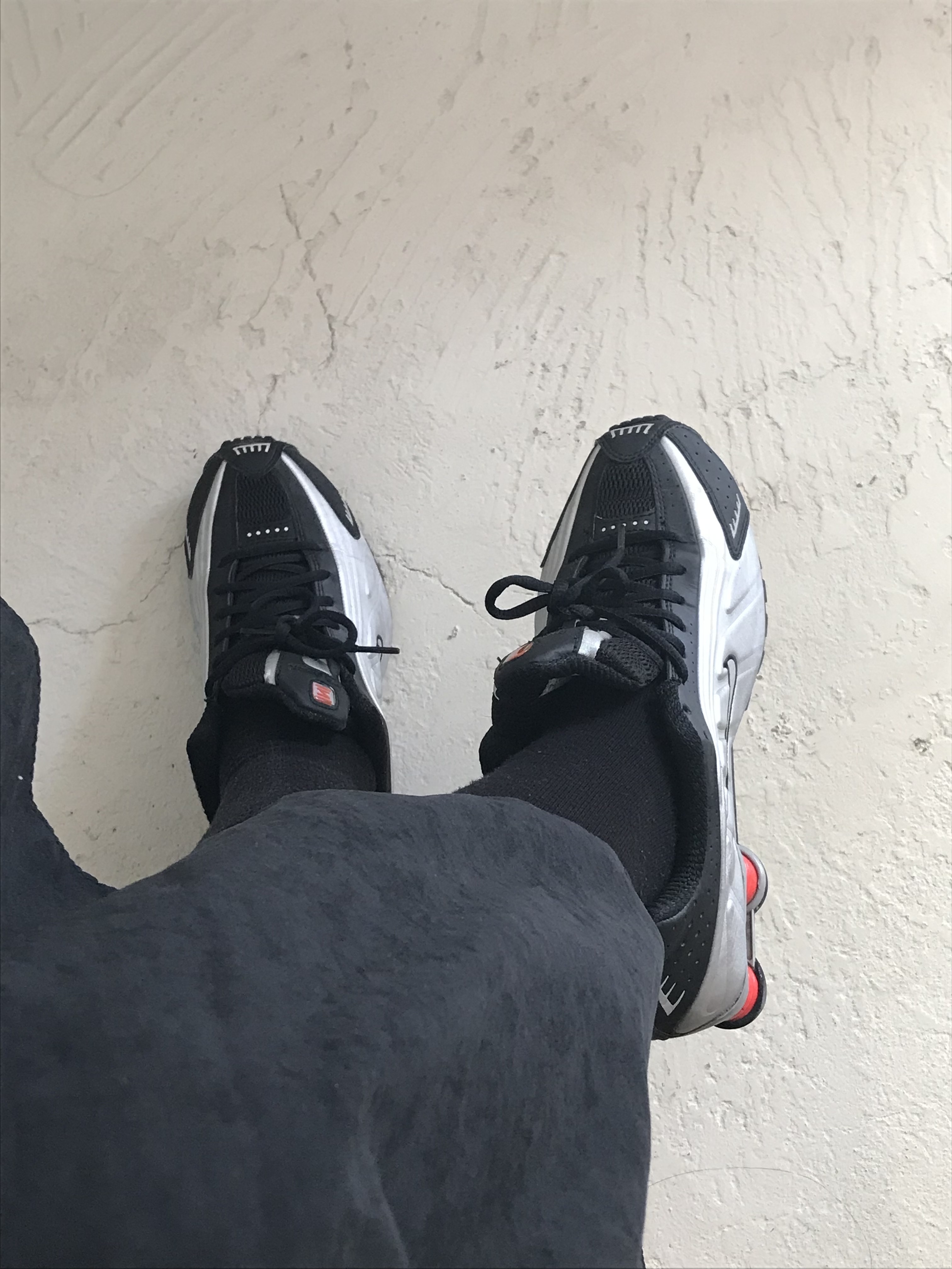 Nike Shox R4 Black and Metallic Silver 착용 스타일