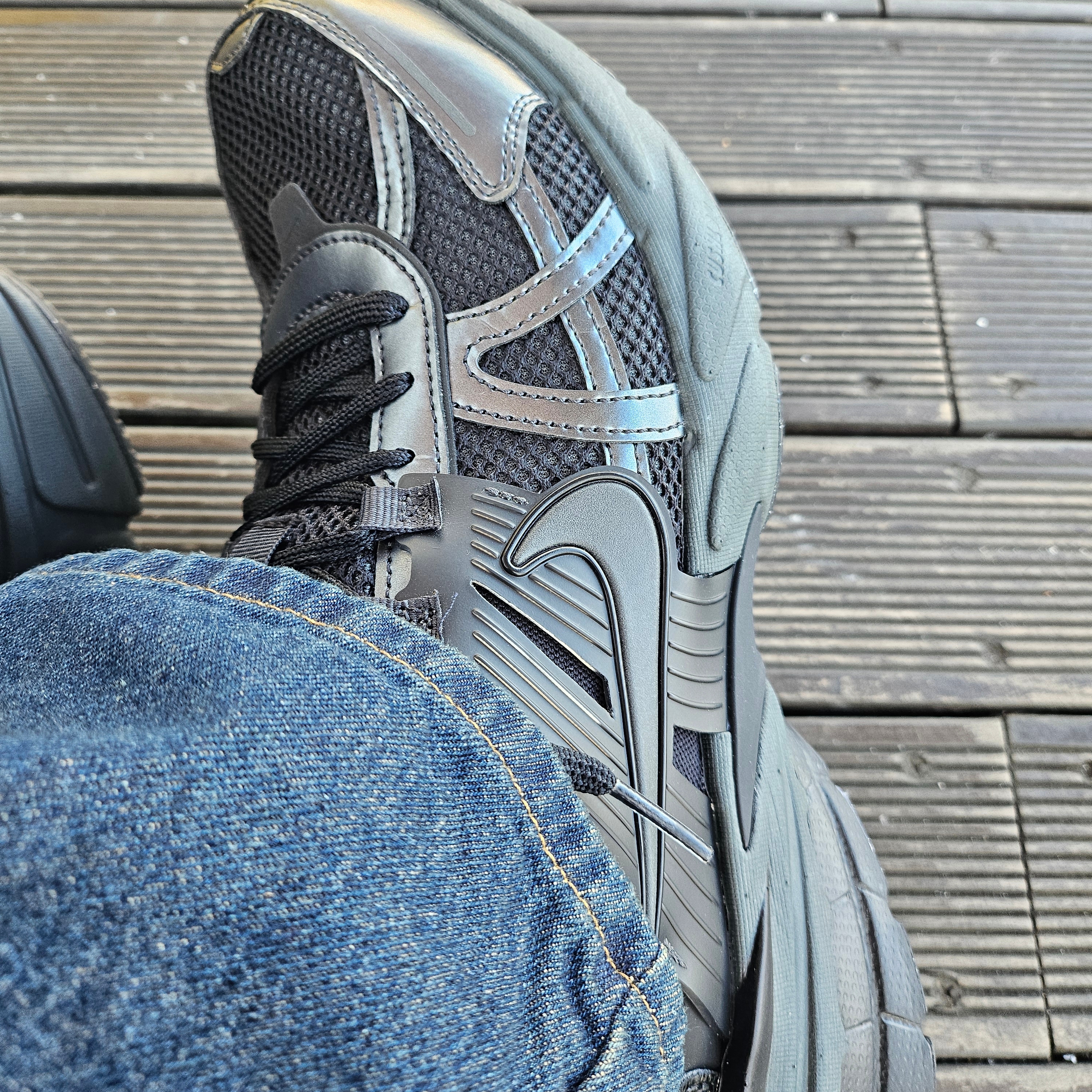 Nike V2K Run Black Anthracite 착용 스타일 - 1