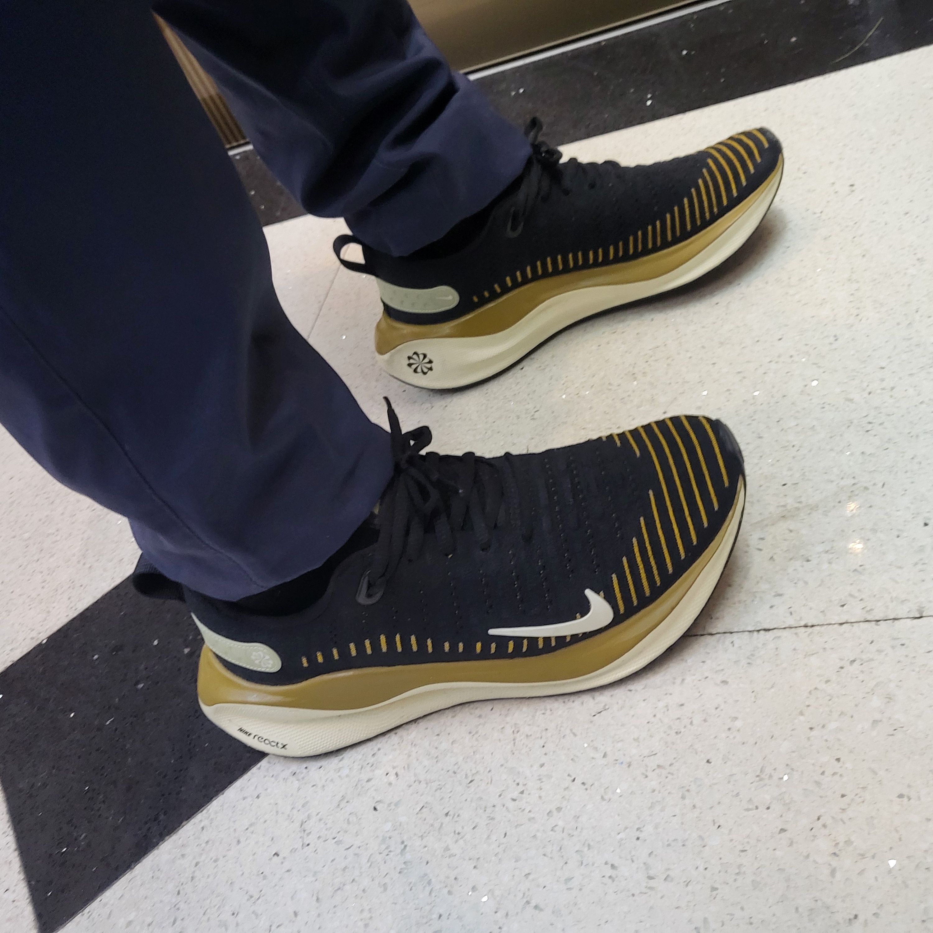 Nike ReactX Infinity Run 4 Black Bronzine 착용 스타일