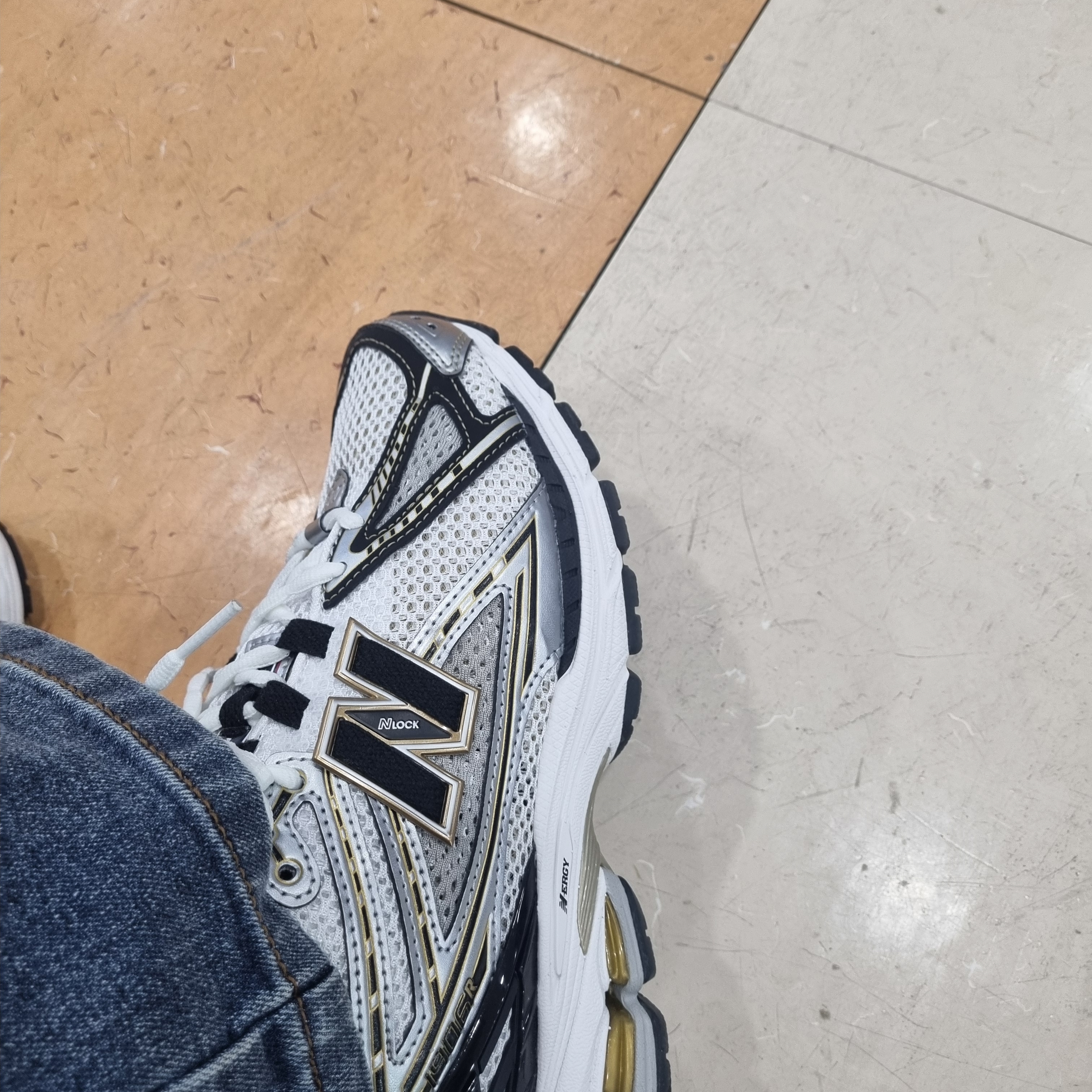 New Balance 1906R White Gold 착용 스타일 - 1