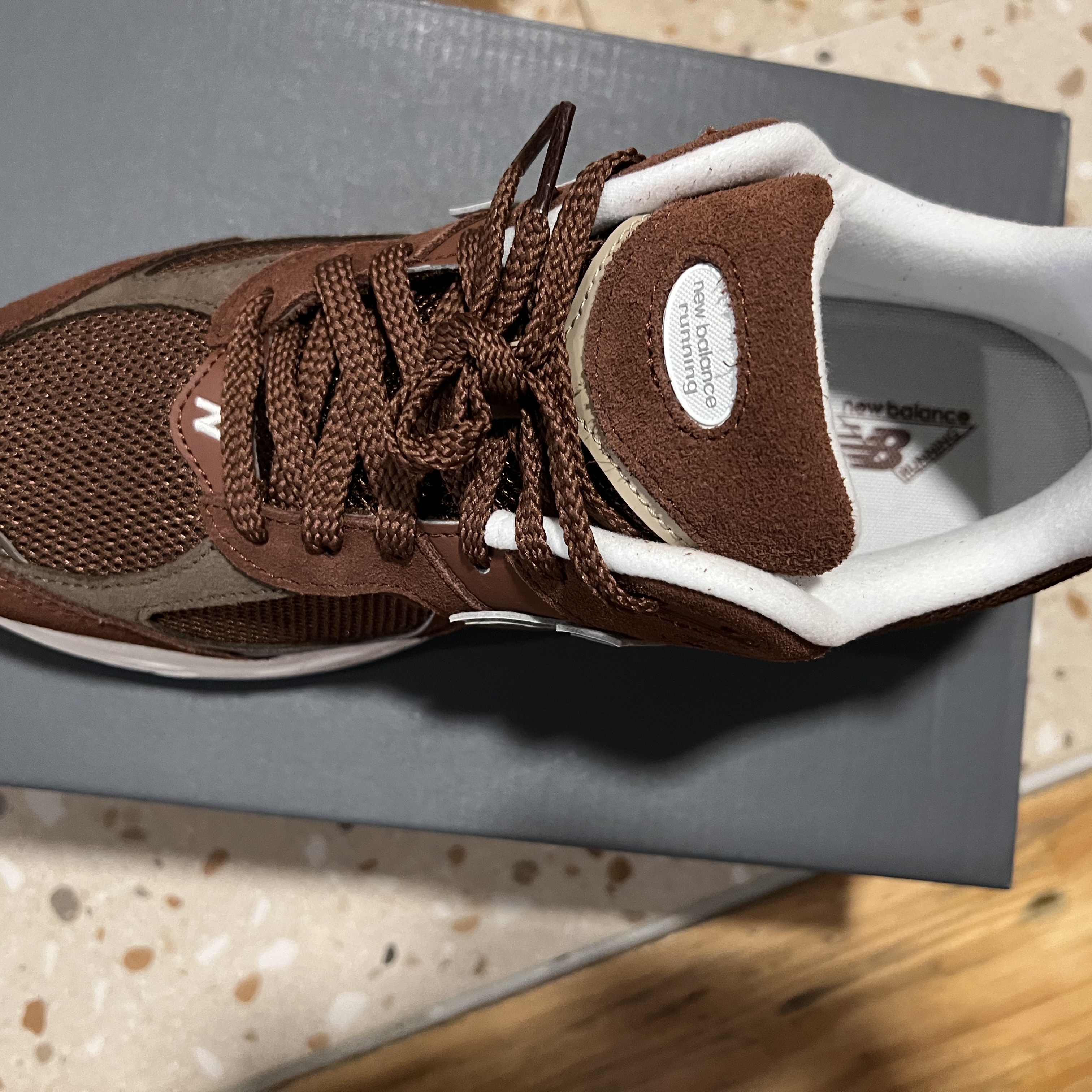 New Balance 2002R Rich Oak Dark Mushroom 착용 스타일 - 2